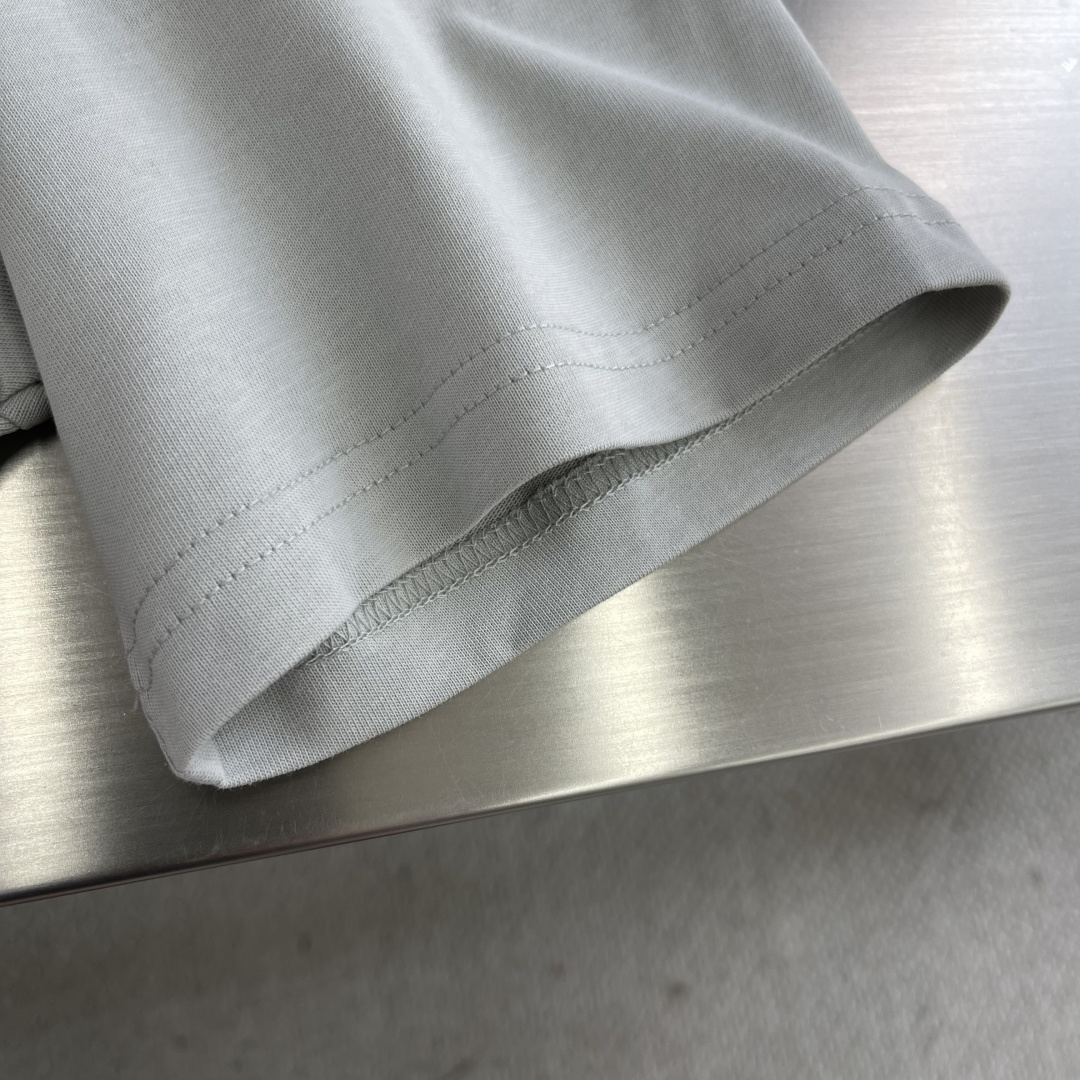 

-驴牌    25ss新款MONOGRAM 锦纶嵌饰T恤	，本款T恤取材素雅棉质针织，以莹泽Mono