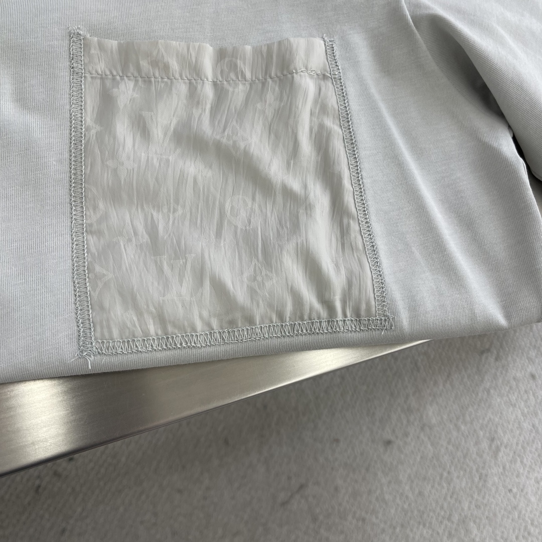 

-驴牌    25ss新款MONOGRAM 锦纶嵌饰T恤	，本款T恤取材素雅棉质针织，以莹泽Mono