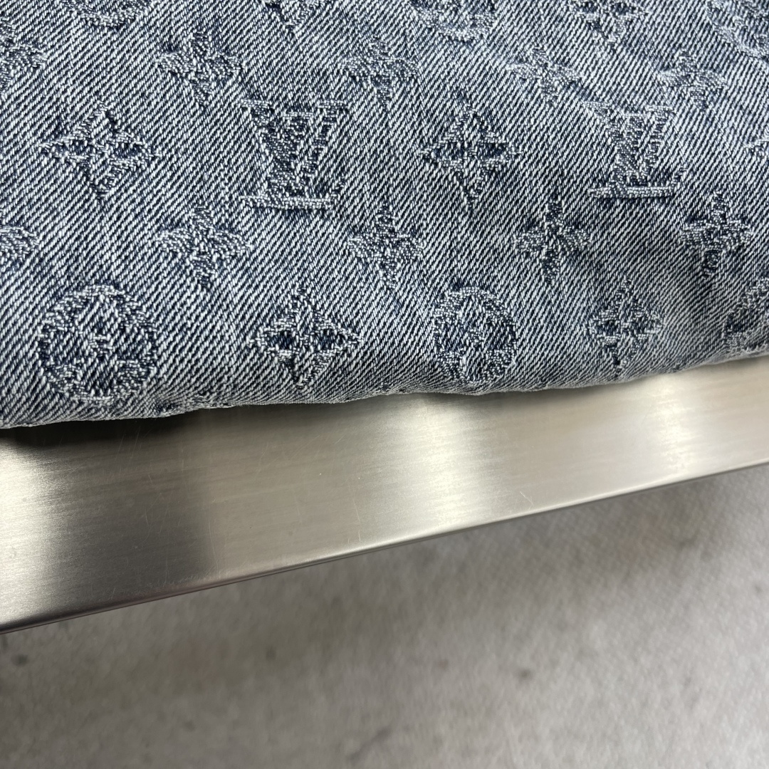 

-驴牌     新款时装秀的牛仔衬衫闪烁迷人，令日间造型更见出众。 衬衫外套采用牛仔布缝制，满印Mo