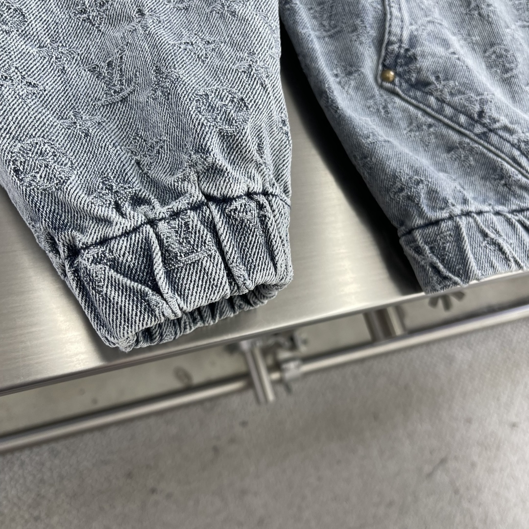 

-驴牌     新款时装秀的牛仔衬衫闪烁迷人，令日间造型更见出众。 衬衫外套采用牛仔布缝制，满印Mo