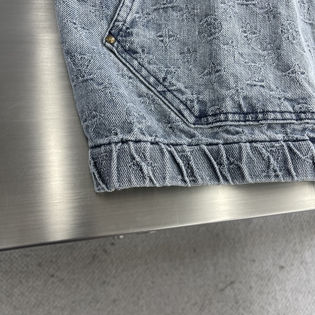 

-驴牌     新款时装秀的牛仔衬衫闪烁迷人，令日间造型更见出众。 衬衫外套采用牛仔布缝制，满印Mo