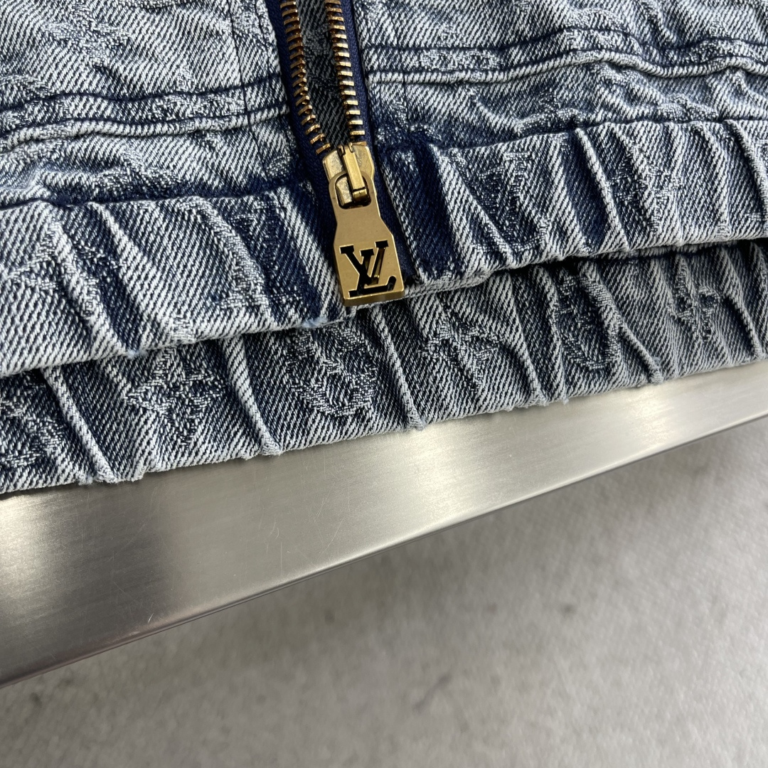 

-驴牌     新款时装秀的牛仔衬衫闪烁迷人，令日间造型更见出众。 衬衫外套采用牛仔布缝制，满印Mo