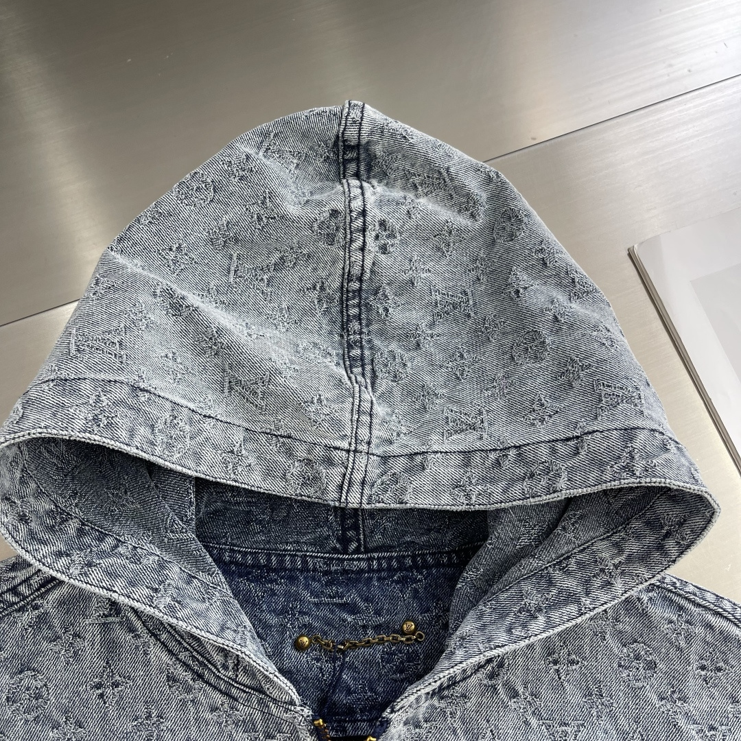 

-驴牌     新款时装秀的牛仔衬衫闪烁迷人，令日间造型更见出众。 衬衫外套采用牛仔布缝制，满印Mo