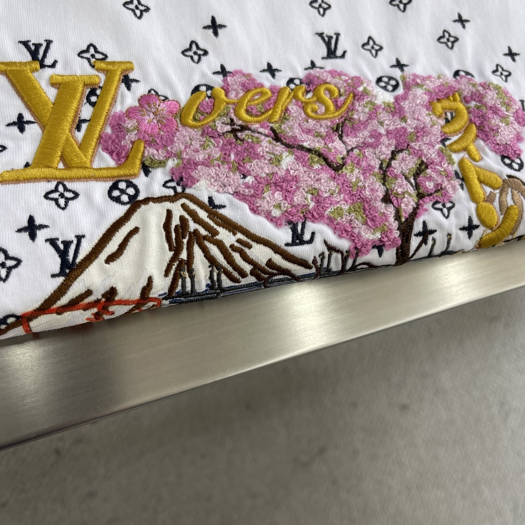 

-驴牌      25ss新款棉质 T 恤撷取 Pharrell Williams 与 Nigo 为