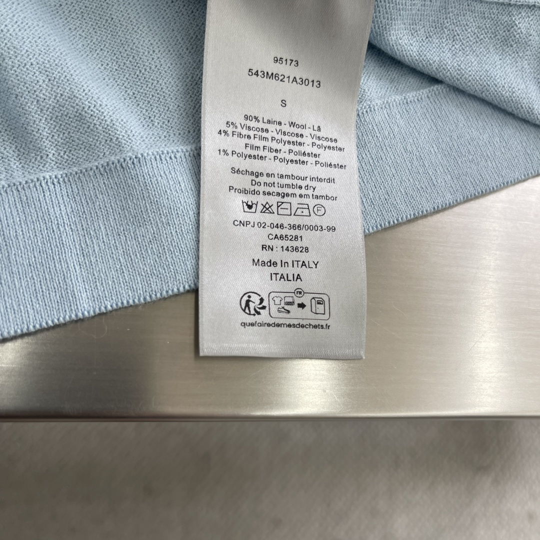 

-Dio      25ss新款 T 恤是二零二五冬季男装系列新品，饰以灵感源自 Dio 档案的嵌花