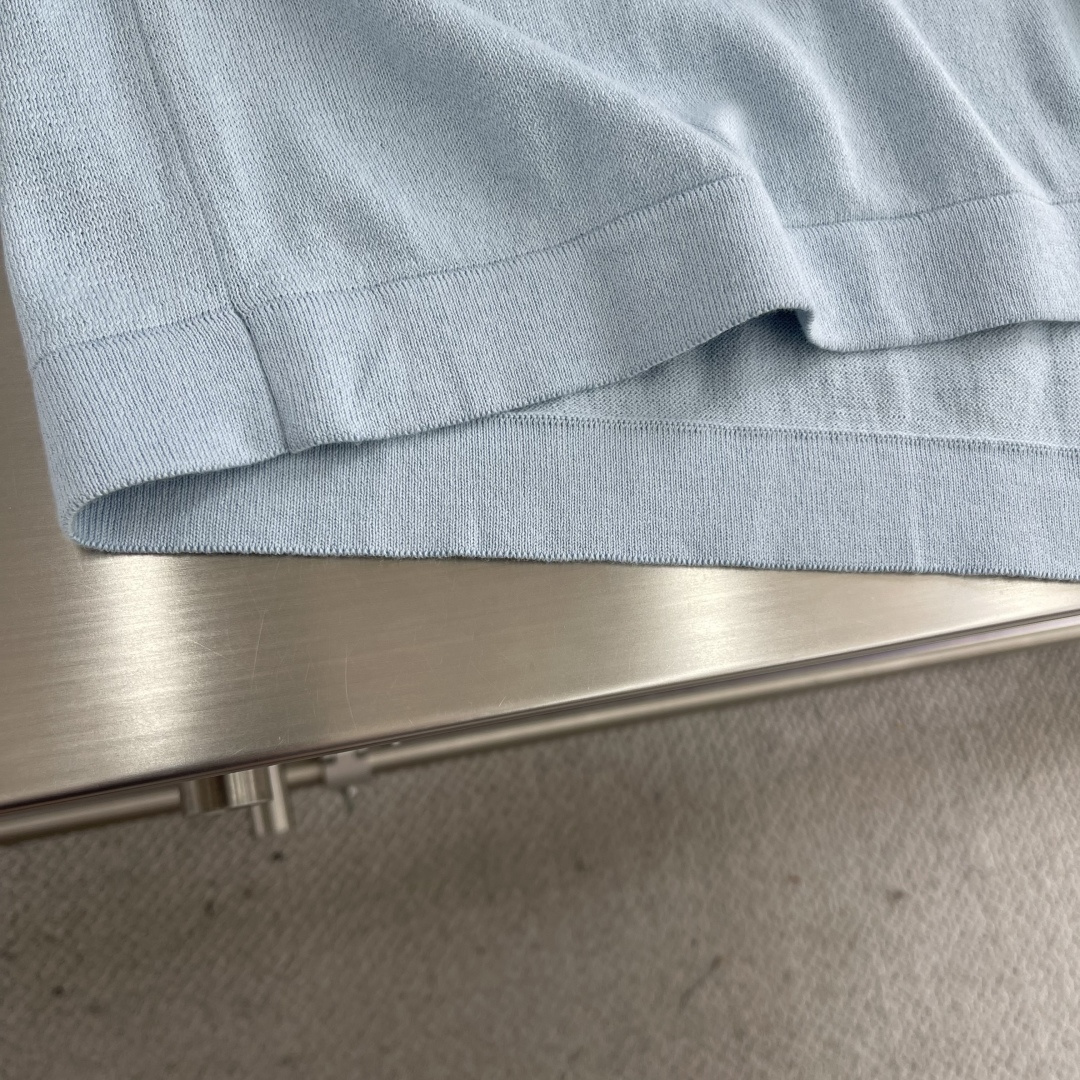 

-Dio      25ss新款 T 恤是二零二五冬季男装系列新品，饰以灵感源自 Dio 档案的嵌花