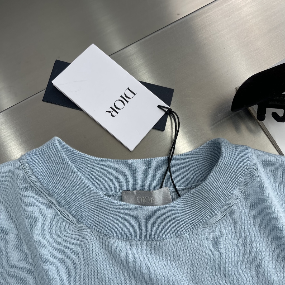 

-Dio      25ss新款 T 恤是二零二五冬季男装系列新品，饰以灵感源自 Dio 档案的嵌花