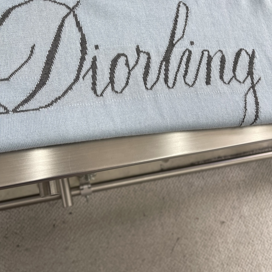 

-Dio      25ss新款 T 恤是二零二五冬季男装系列新品，饰以灵感源自 Dio 档案的嵌花