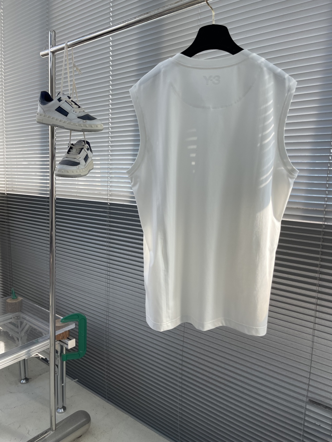 

-Y-3 山本耀司 总是简单又出细节….好看的背心…双色定制面料，25款隐藏式小口袋设计…..极致的