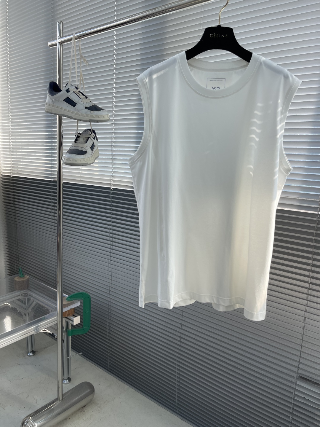 

-Y-3 山本耀司 总是简单又出细节….好看的背心…双色定制面料，25款隐藏式小口袋设计…..极致的