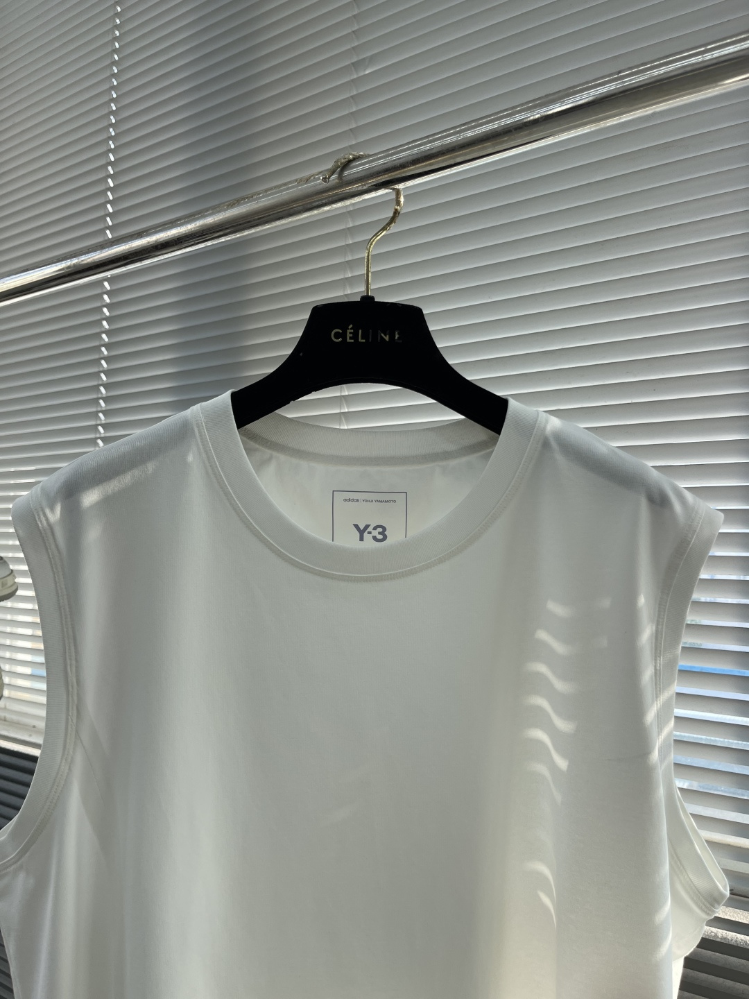 

-Y-3 山本耀司 总是简单又出细节….好看的背心…双色定制面料，25款隐藏式小口袋设计…..极致的