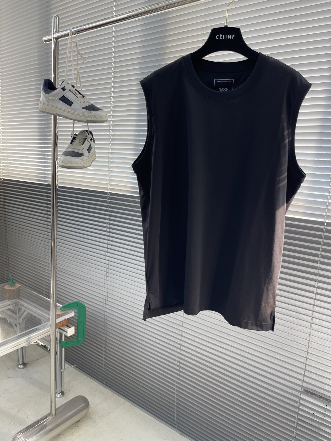 

-Y-3 山本耀司 总是简单又出细节….好看的背心…双色定制面料，25款隐藏式小口袋设计…..极致的