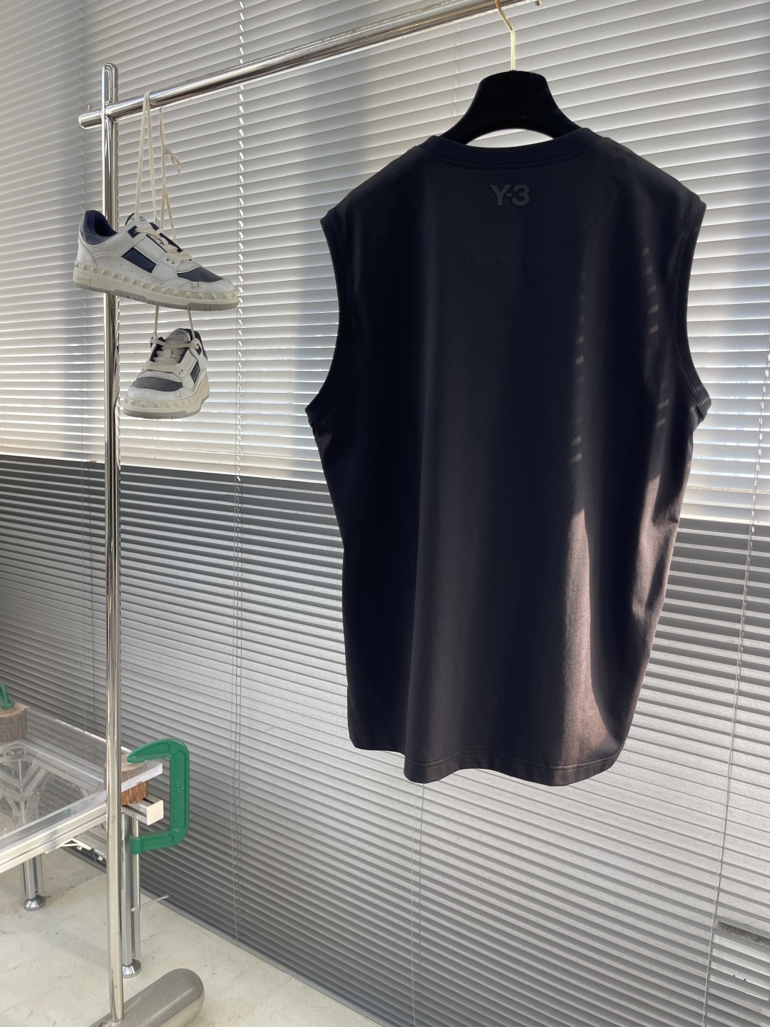 

-Y-3 山本耀司 总是简单又出细节….好看的背心…双色定制面料，25款隐藏式小口袋设计…..极致的