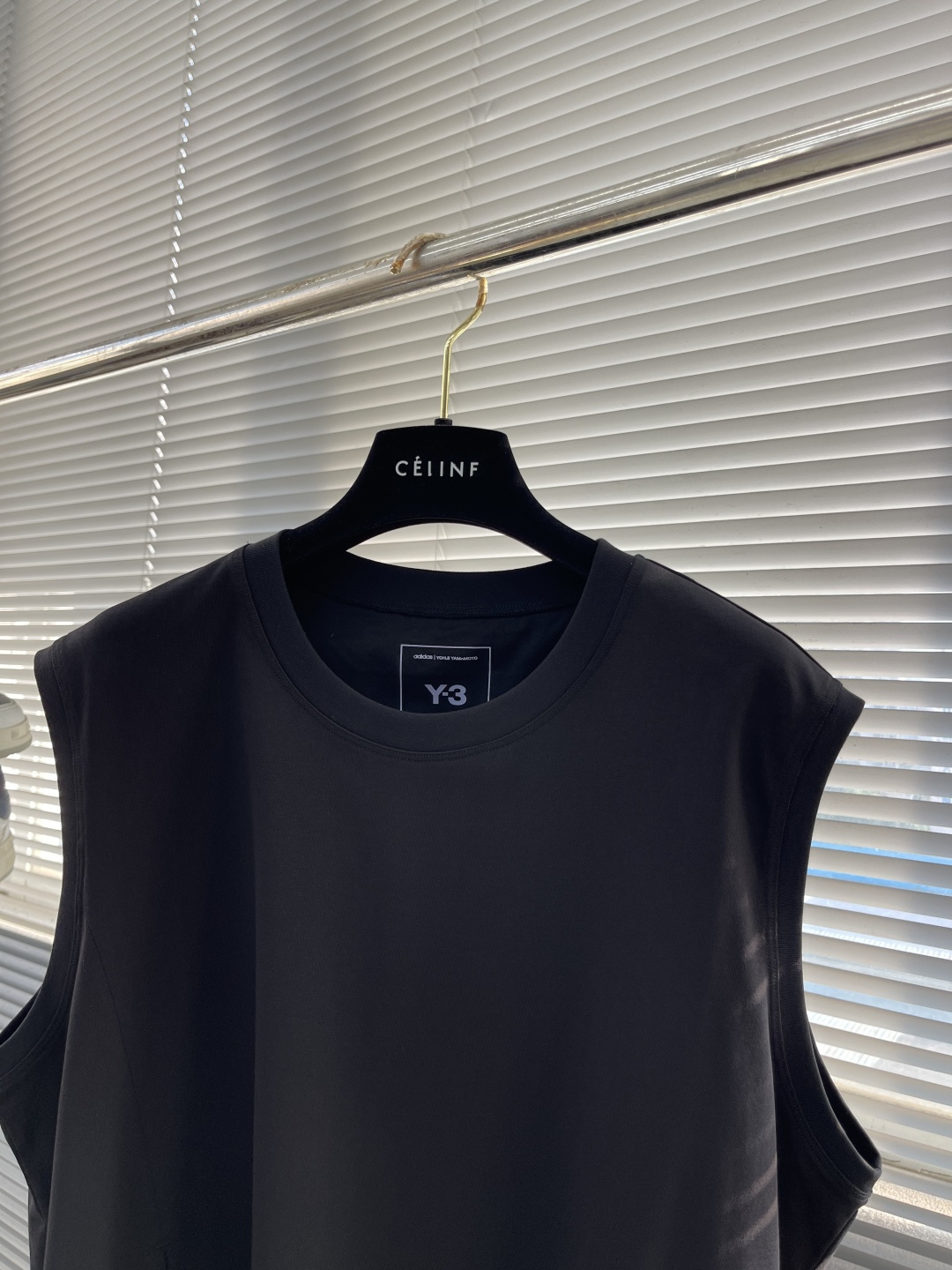 

-Y-3 山本耀司 总是简单又出细节….好看的背心…双色定制面料，25款隐藏式小口袋设计…..极致的