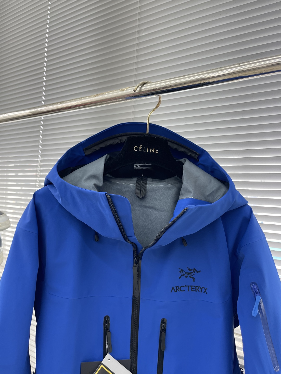 P355
-🐦 鸟家 Alpha系列 Sv 第7代 GORE-TEX Pro 刺绣Logo图案休闲运动连帽拉链硬壳冲锋衣
全新配色,帅到炸裂的一款!
面料一如既往采用硬壳GORETEX系列,面料透气达到5000+ ,防水性能C8,防污防风防水,束紧后达到耐寒保温!
四色拼接采用激光定位立体裁剪,每一片裁片基本达到98%以上还原,接近0色差。
口袋处采用无缝激光技术,衣服内侧全衣压胶,采用热风胶技术做到防水效果。下摆条更是采用超声波热压机器做到不散边不垮边。
男女同款,休闲旅游、运动户外,一件外套通通搞定,必备必备!
尺码:S-XXL
S码衣长72 胸围122 肩宽52
M码衣长74 胸围126 肩宽54
L码衣长76 胸围130 肩宽56
XL码衣长78 胸围134 肩宽58
XXL码衣长80 胸围138 肩宽60