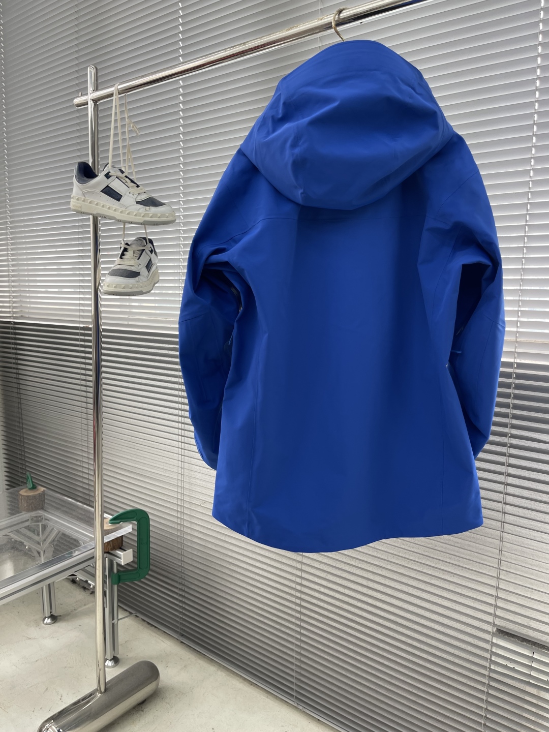 P355
-🐦 鸟家 Alpha系列 Sv 第7代 GORE-TEX Pro 刺绣Logo图案休闲运动连帽拉链硬壳冲锋衣
全新配色,帅到炸裂的一款!
面料一如既往采用硬壳GORETEX系列,面料透气达到5000+ ,防水性能C8,防污防风防水,束紧后达到耐寒保温!
四色拼接采用激光定位立体裁剪,每一片裁片基本达到98%以上还原,接近0色差。
口袋处采用无缝激光技术,衣服内侧全衣压胶,采用热风胶技术做到防水效果。下摆条更是采用超声波热压机器做到不散边不垮边。
男女同款,休闲旅游、运动户外,一件外套通通搞定,必备必备!
尺码:S-XXL
S码衣长72 胸围122 肩宽52
M码衣长74 胸围126 肩宽54
L码衣长76 胸围130 肩宽56
XL码衣长78 胸围134 肩宽58
XXL码衣长80 胸围138 肩宽60
