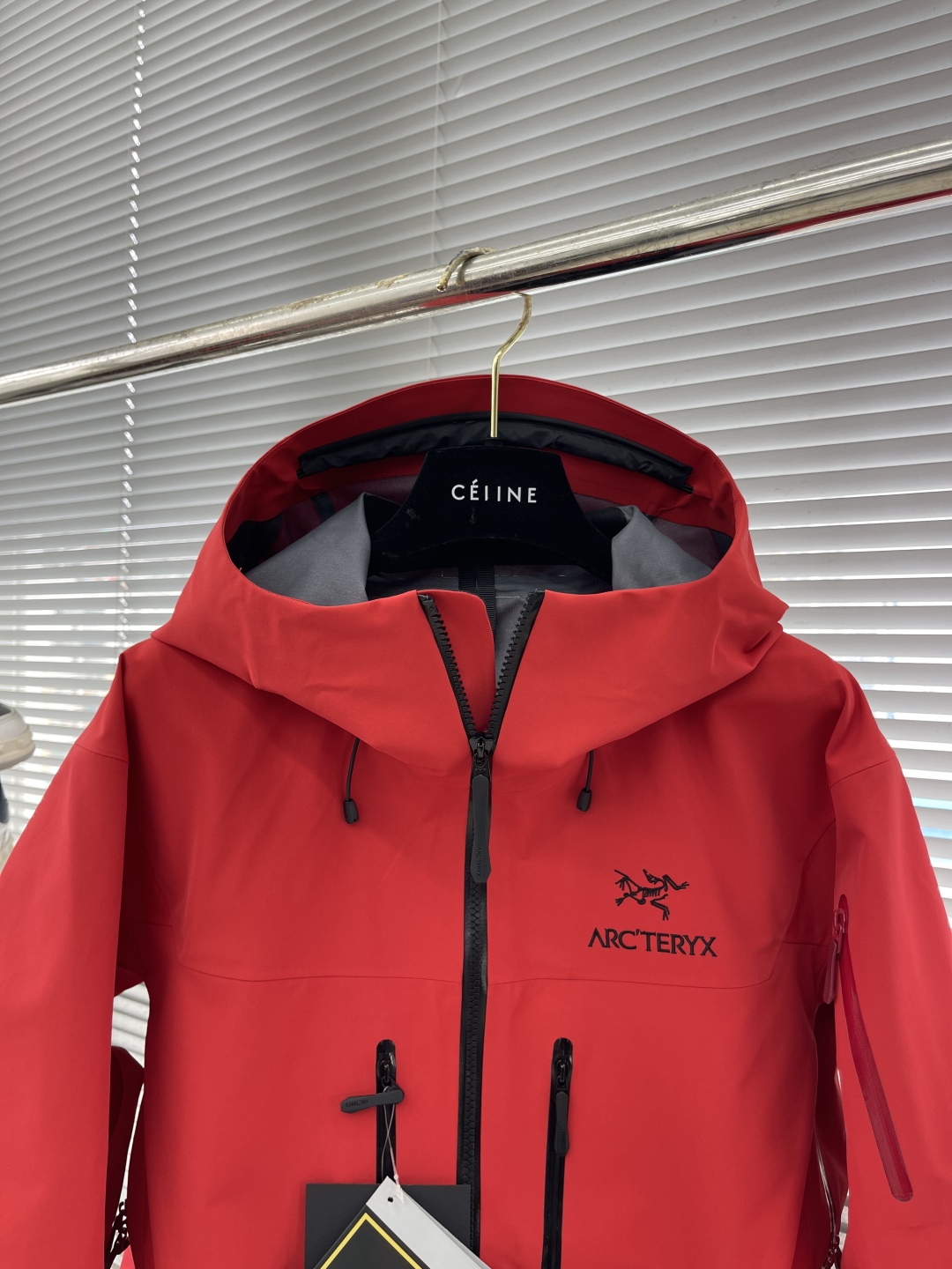 P355

-🐦 鸟家 Alpha系列 Sv 第7代 GORE-TEX Pro 刺绣Logo图案休闲运动连帽拉链硬壳冲锋衣
全新配色，帅到炸裂的一款！
面料一如既往采用硬壳GORETEX系列，面料透气达到5000+ ，防水性能C8，防污防风防水，束紧后达到耐寒保温！
四色拼接采用激光定位立体裁剪，每一片裁片基本达到98%以上还原，接近0色差。
口袋处采用无缝激光技术，衣服内侧全衣压胶，采用热风胶技术做到防水效果。下摆条更是采用超声波热压机器做到不散边不垮边。
男女同款，休闲旅游、运动户外，一件外套通通搞定，必备必备！
尺码：S-XXL
S码衣长72 胸围122 肩宽52
M码衣长74 胸围126 肩宽54
L码衣长76 胸围130 肩宽56
XL码衣长78 胸围134 肩宽58
XXL码衣长80 胸围138 肩宽60