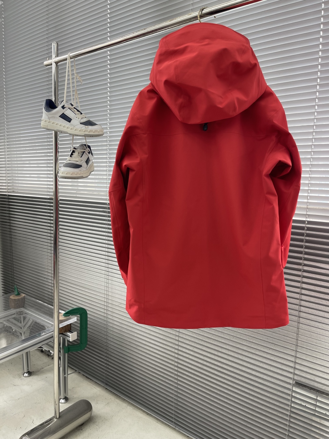 P355

-🐦 鸟家 Alpha系列 Sv 第7代 GORE-TEX Pro 刺绣Logo图案休闲运动连帽拉链硬壳冲锋衣
全新配色，帅到炸裂的一款！
面料一如既往采用硬壳GORETEX系列，面料透气达到5000+ ，防水性能C8，防污防风防水，束紧后达到耐寒保温！
四色拼接采用激光定位立体裁剪，每一片裁片基本达到98%以上还原，接近0色差。
口袋处采用无缝激光技术，衣服内侧全衣压胶，采用热风胶技术做到防水效果。下摆条更是采用超声波热压机器做到不散边不垮边。
男女同款，休闲旅游、运动户外，一件外套通通搞定，必备必备！
尺码：S-XXL
S码衣长72 胸围122 肩宽52
M码衣长74 胸围126 肩宽54
L码衣长76 胸围130 肩宽56
XL码衣长78 胸围134 肩宽58
XXL码衣长80 胸围138 肩宽60