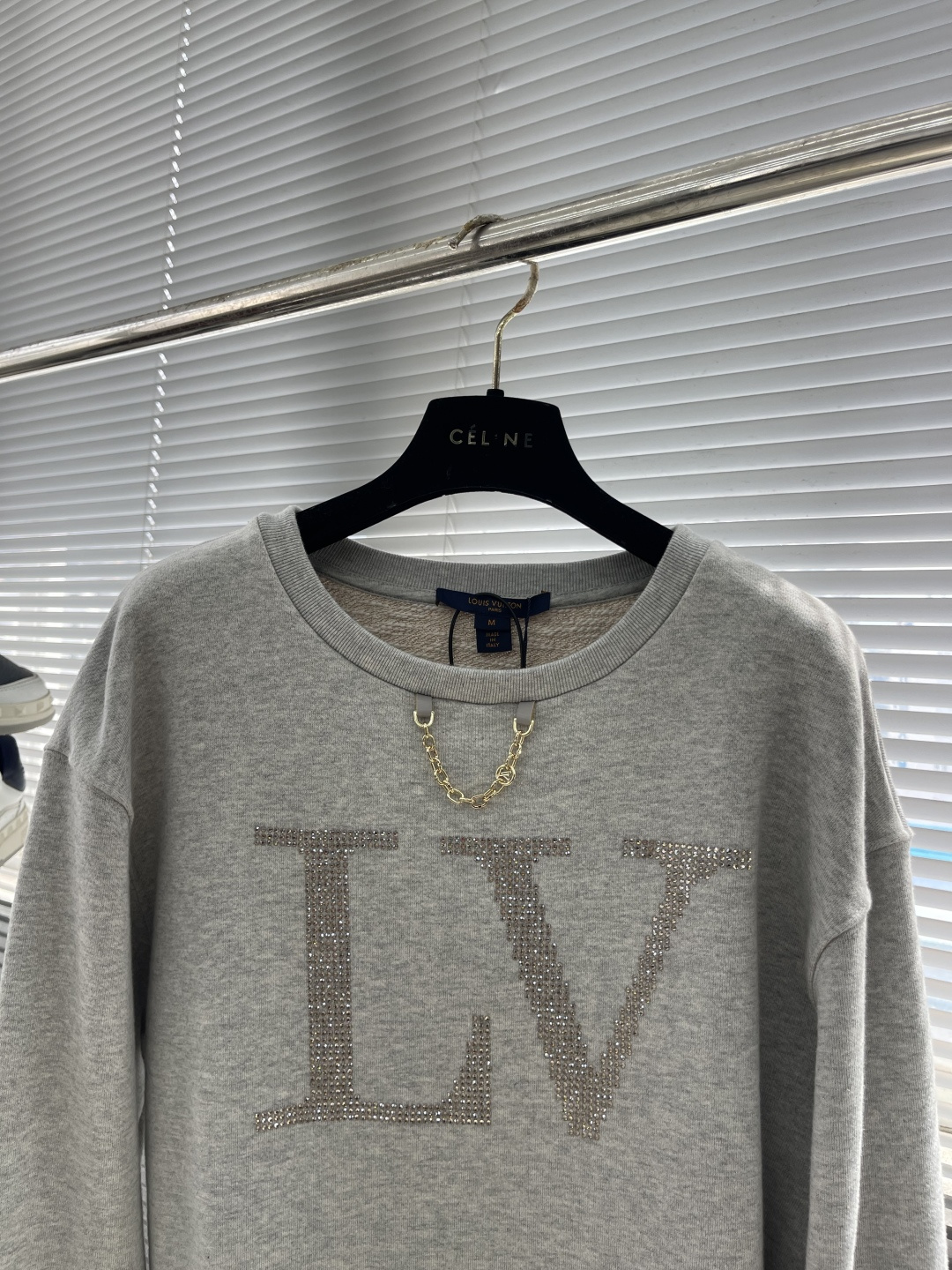 

-驴牌   莱茵石烫钻圆领帽衫卫衣
380克混纱毛圈面料，面料原版定染定织底部多纱色混纺织出。500