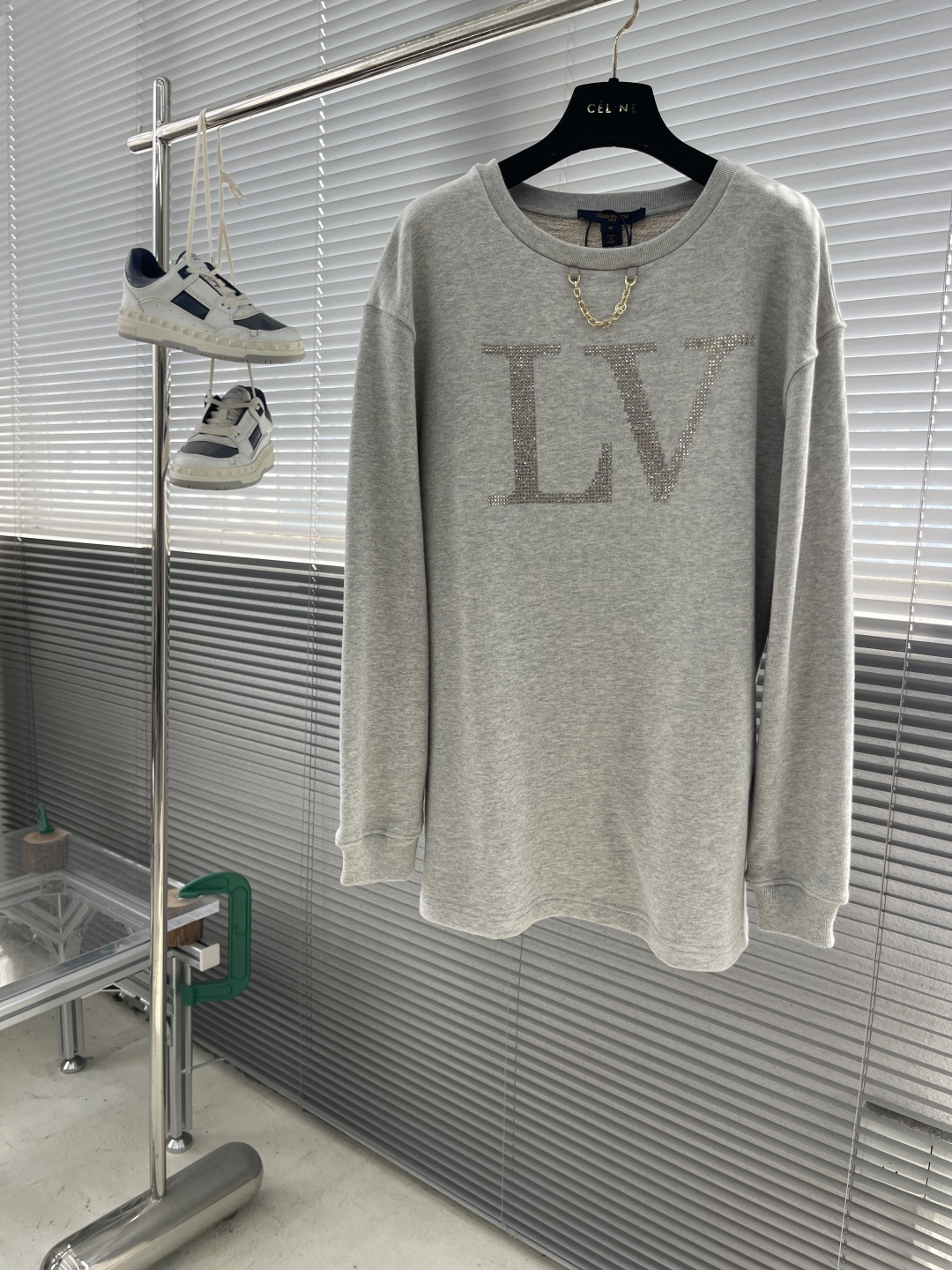 

-驴牌   莱茵石烫钻圆领帽衫卫衣
380克混纱毛圈面料，面料原版定染定织底部多纱色混纺织出。500