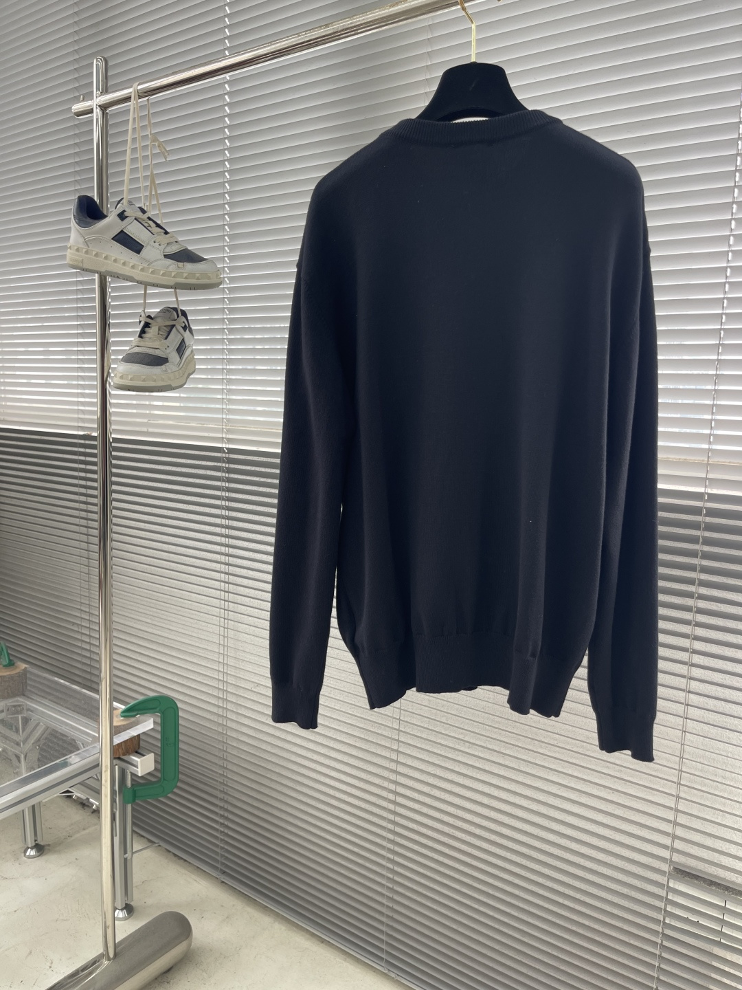 

-FEND   双F烫标打底针织衫
采用羊毛混纺棉纱材料，成份分别为25羊毛，75棉，该款做为秋冬打