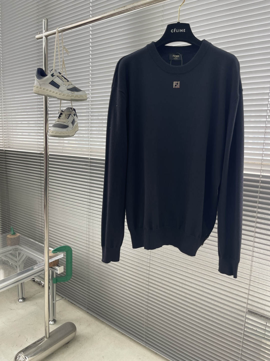 

-FEND   双F烫标打底针织衫
采用羊毛混纺棉纱材料，成份分别为25羊毛，75棉，该款做为秋冬打