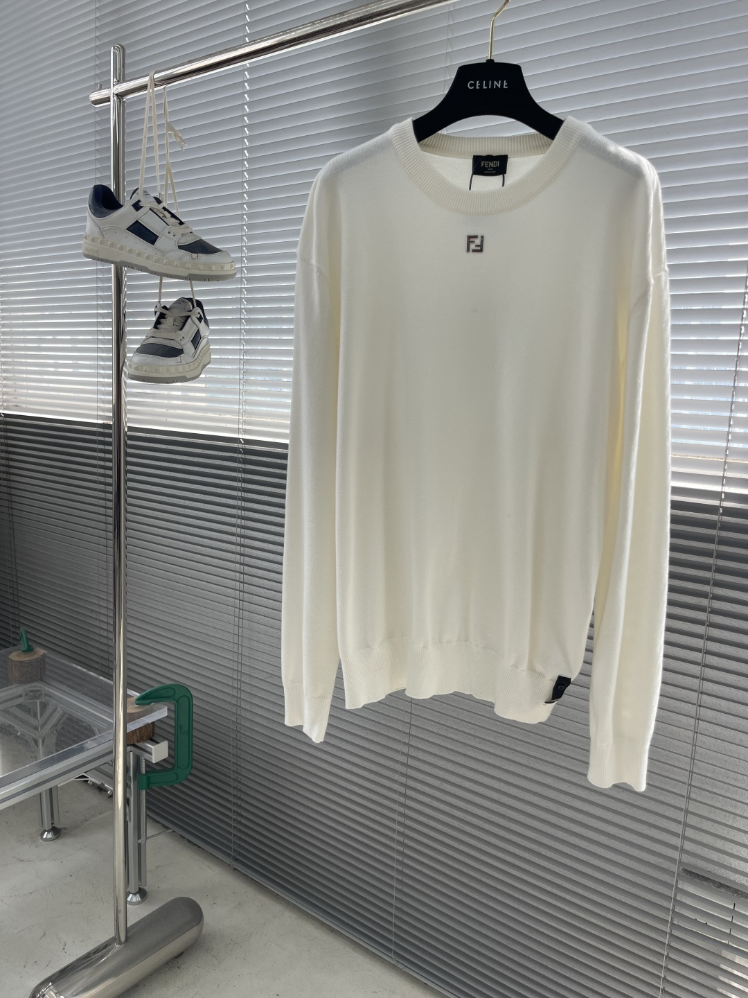 

-FEND   双F烫标打底针织衫
采用羊毛混纺棉纱材料，成份分别为25羊毛，75棉，该款做为秋冬打