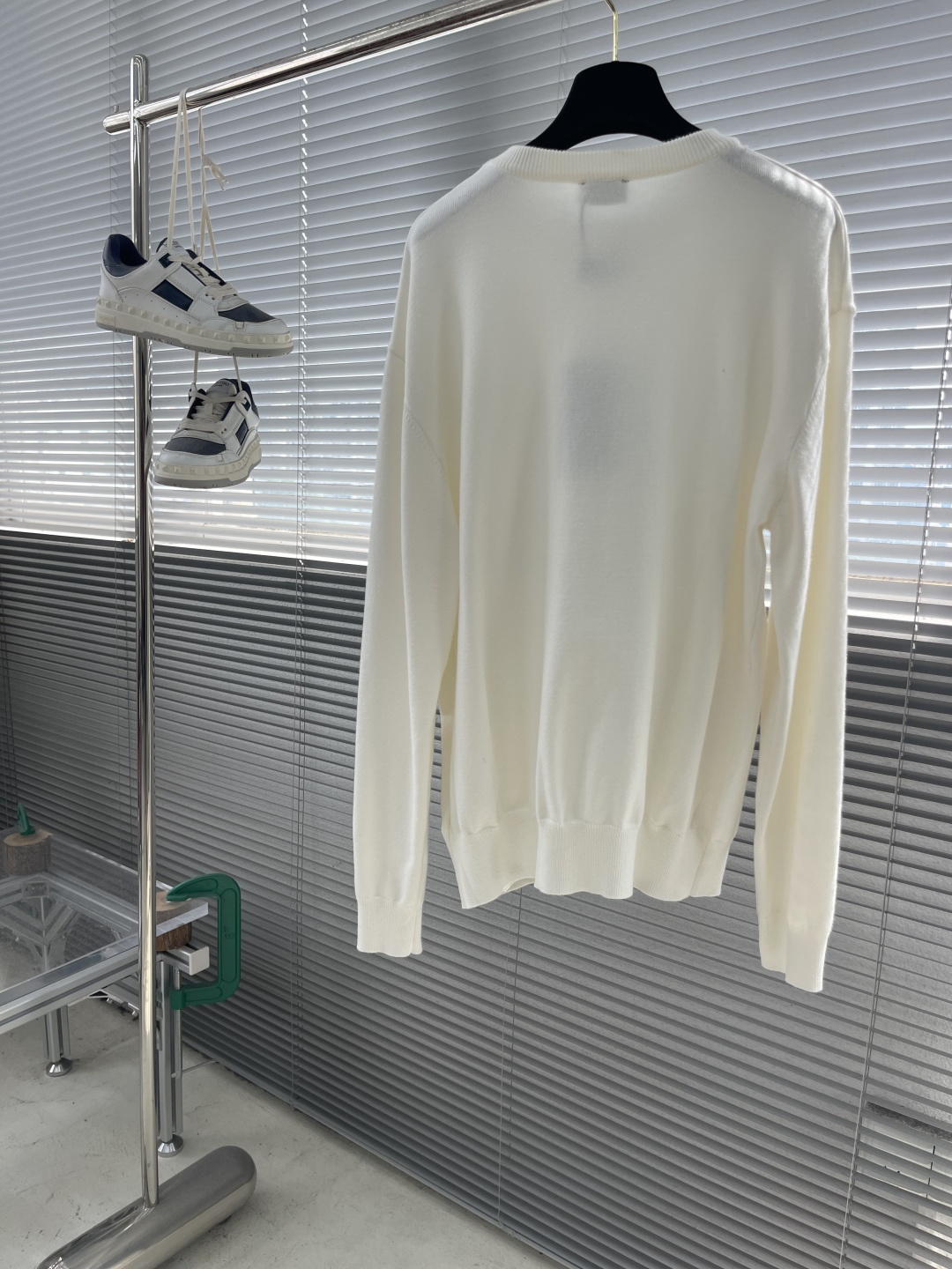 

-FEND   双F烫标打底针织衫
采用羊毛混纺棉纱材料，成份分别为25羊毛，75棉，该款做为秋冬打