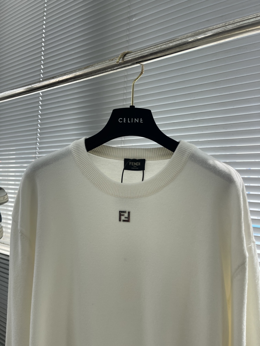 

-FEND   双F烫标打底针织衫
采用羊毛混纺棉纱材料，成份分别为25羊毛，75棉，该款做为秋冬打