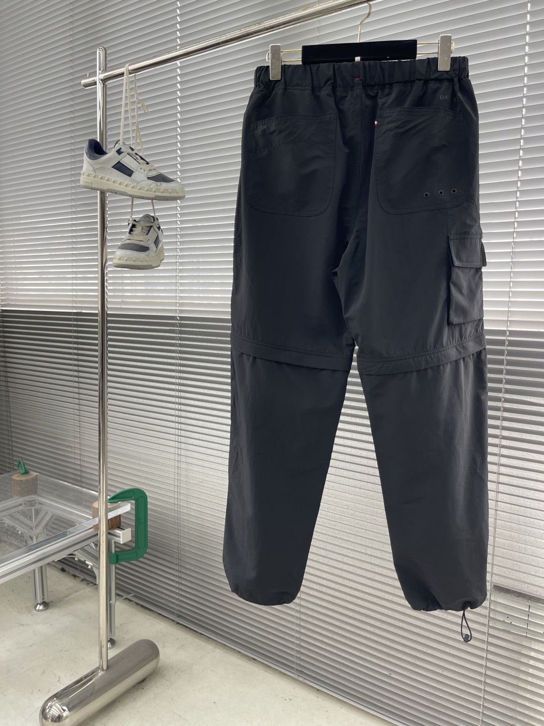 

-mon  巅峰品质。法系mon海外买手店 订单….超薄且细节超级超级多的工装裤！！可拆卸裤脚。真的