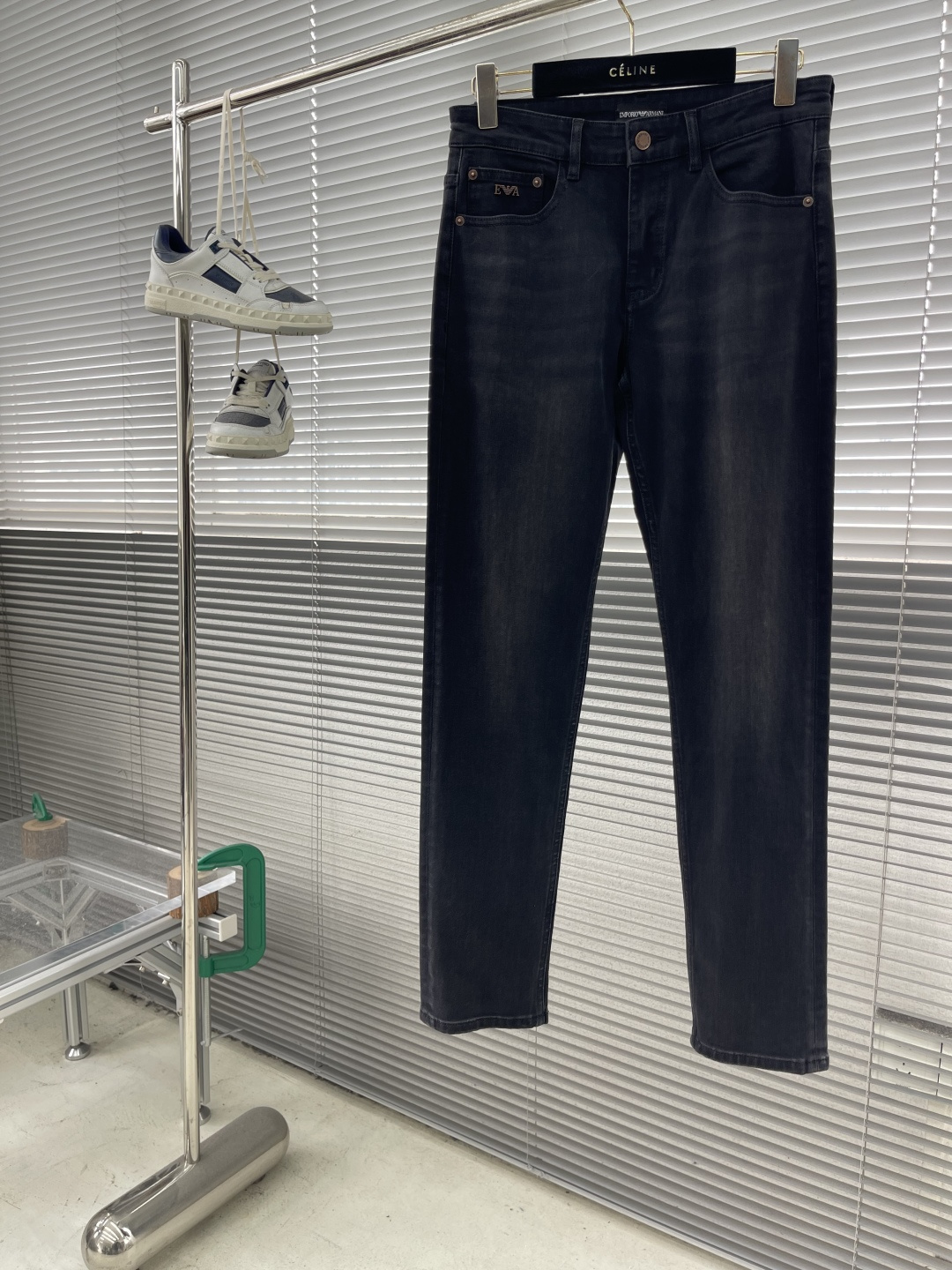 NO:513117,-EA Ama Niyuan Single Authentic, All Seasons Evergreen Basic Men's Jeans, Heavy Industry Washing Classic Nostalgic Retro Style. I believe that jeans are deeply rooted in everyone's hearts!  The simplest combination and the most atmospheric presentation!  Number of codes 29-38 (35 37), jeans,alexander wang19860909-EA 阿玛泥原单正品 四季常青基础款男士仔裤 重工洗水经典怀旧复古风 相信牛仔裤在大家心中已是根深蒂固了！最简约的搭配 最大气的呈现！ 码数29-38（35 37）,,jeans,alexander wang,Men's clothing