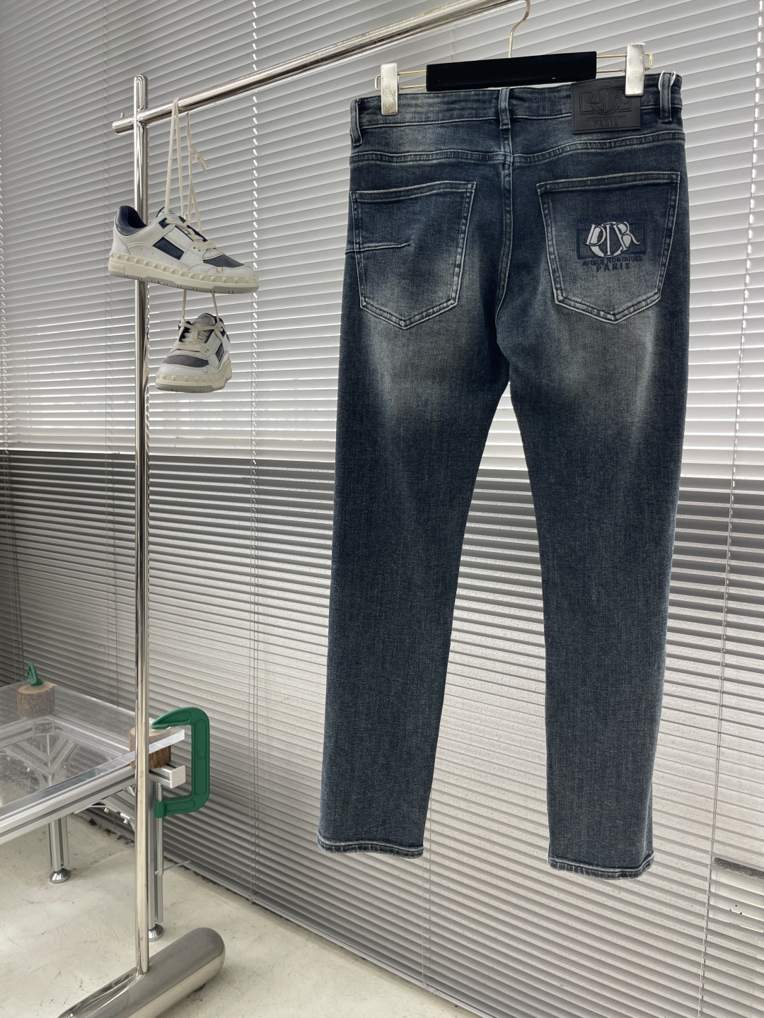 NO:597506,-Dio25FW new season hot CD store, counter purchase of new autumn and winter jeans, soft skin-friendly fabrics, counter custom-made luxury nameplate leather label, quality and detail processing, I love the color, counter autumn and winter hot sale, pre-sale, sold out, complex workmanship, slow delivery time, exquisite details in place, size.29-38 (35 37),, dior, dior, jeans, alexander wang19860909-Dio25FW新季爆款CD家 专柜代购新品秋冬牛仔裤 柔软亲肤面料 专柜订制奢华感铭牌皮标 品质感细节处理满满到位 颜色超喜欢 专柜秋冬热卖预售即售完款 做工复杂出货时间慢 精致细节到位 尺码.29-38（35 37）,,dior,dior,jeans,alexander wang,Men's clothing