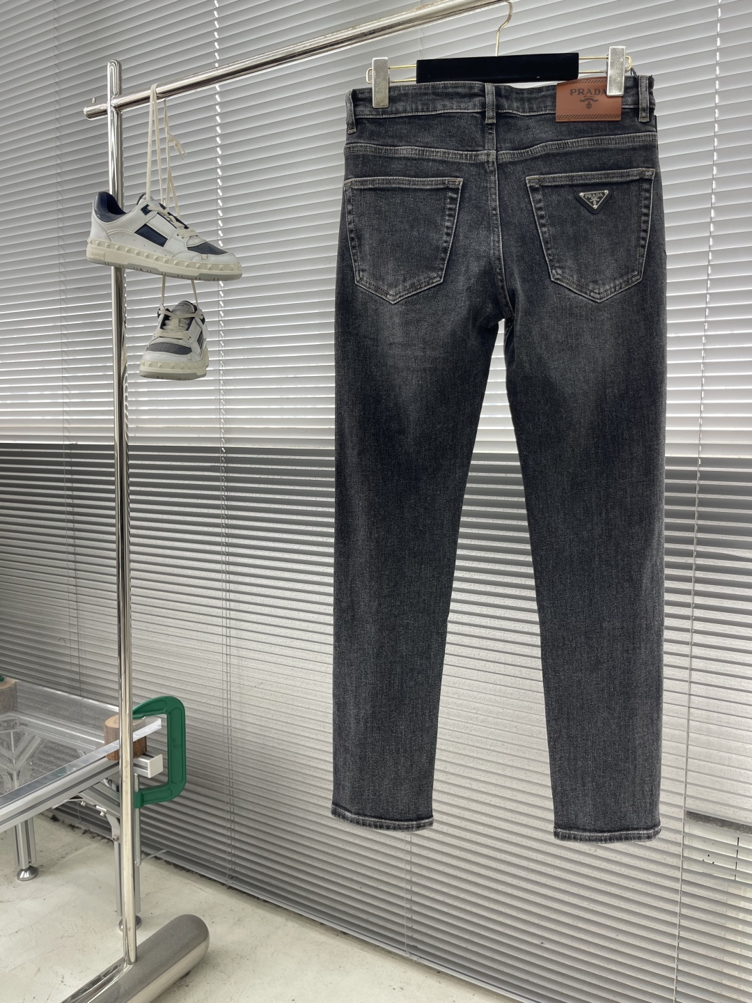 NO:597504,PRADA FW new casual jeans series, molded custom hardware accessories, straight legs, comfortable, soft and skin-friendly fabric, crisp and stylish, not easy to wrinkle, classic triangle logo decoration on the back pocket, versatile and fashionable, good upper body fit!  Code number 29-38,,prada,jeans,alexander wang19860909PRADA FW新款休闲牛仔裤系列,开模定制五金配件,直筒裤脚、面料舒适柔软亲肤,挺括有型、不易起皱,后口袋经典三角标logo装饰、百搭时尚,上身版型好！ 码数29-38,,prada,jeans,alexander wang,Men's clothing