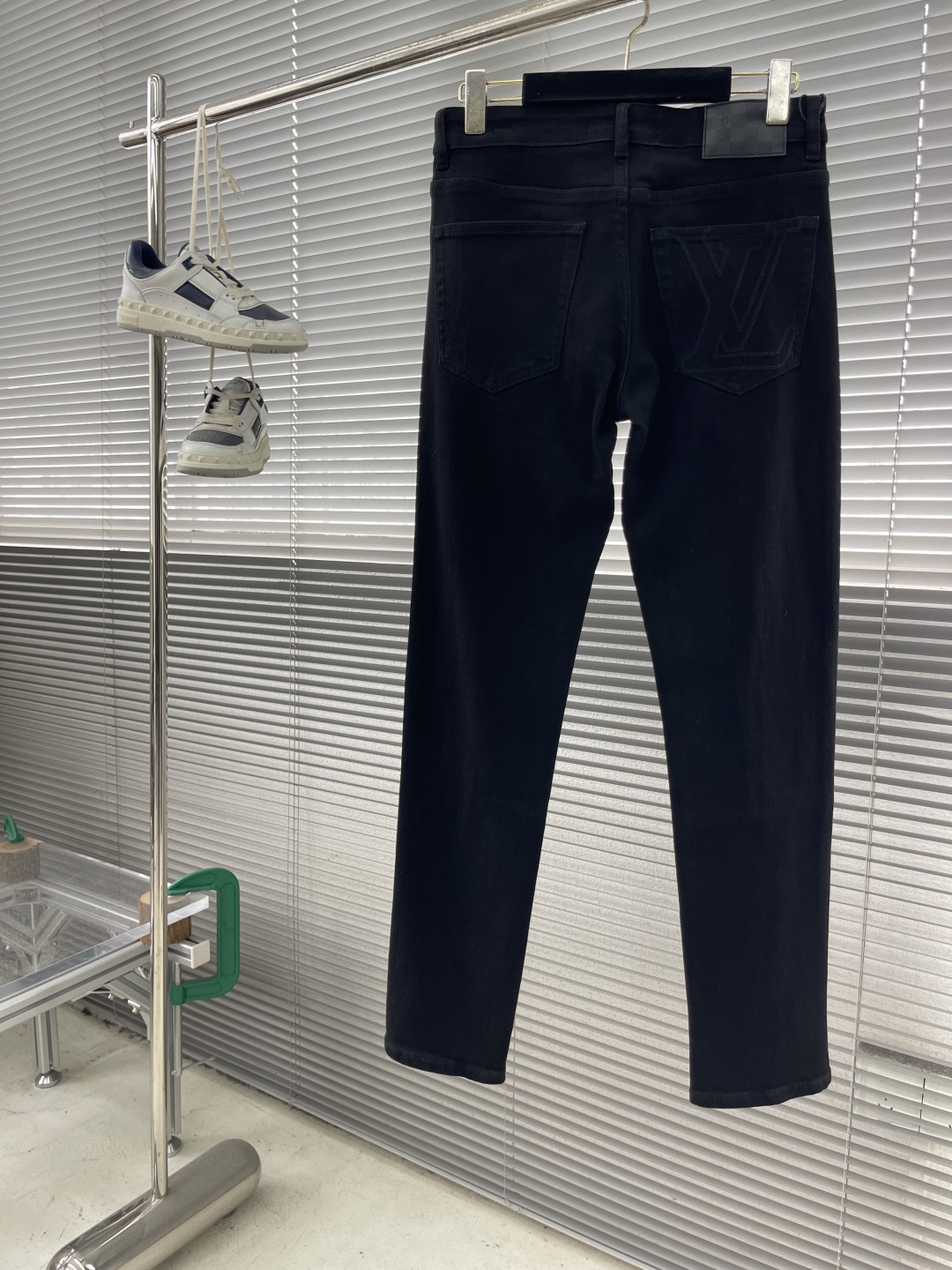 NO:540645,-Dou Brand 25 early autumn new style jeans fabric with elasticity Pure black color washing cowboy color Rear pocket open mold original cloth positioning embroidery brand letter logo logo logo Fashion trend essential items Monochrome Number 29-38 (35 37), Louis vuitton, jeans, alexander wang19860909-驴牌 25早秋新款牛仔裤 面料带弹力 纯黑色色洗水牛仔色 后口袋开模原布定位刺绣品牌字母logo标识 时尚潮流必备单品 单色 码数29-38（35 37）,,louis vuitton,jeans,alexander wang,Men's clothing