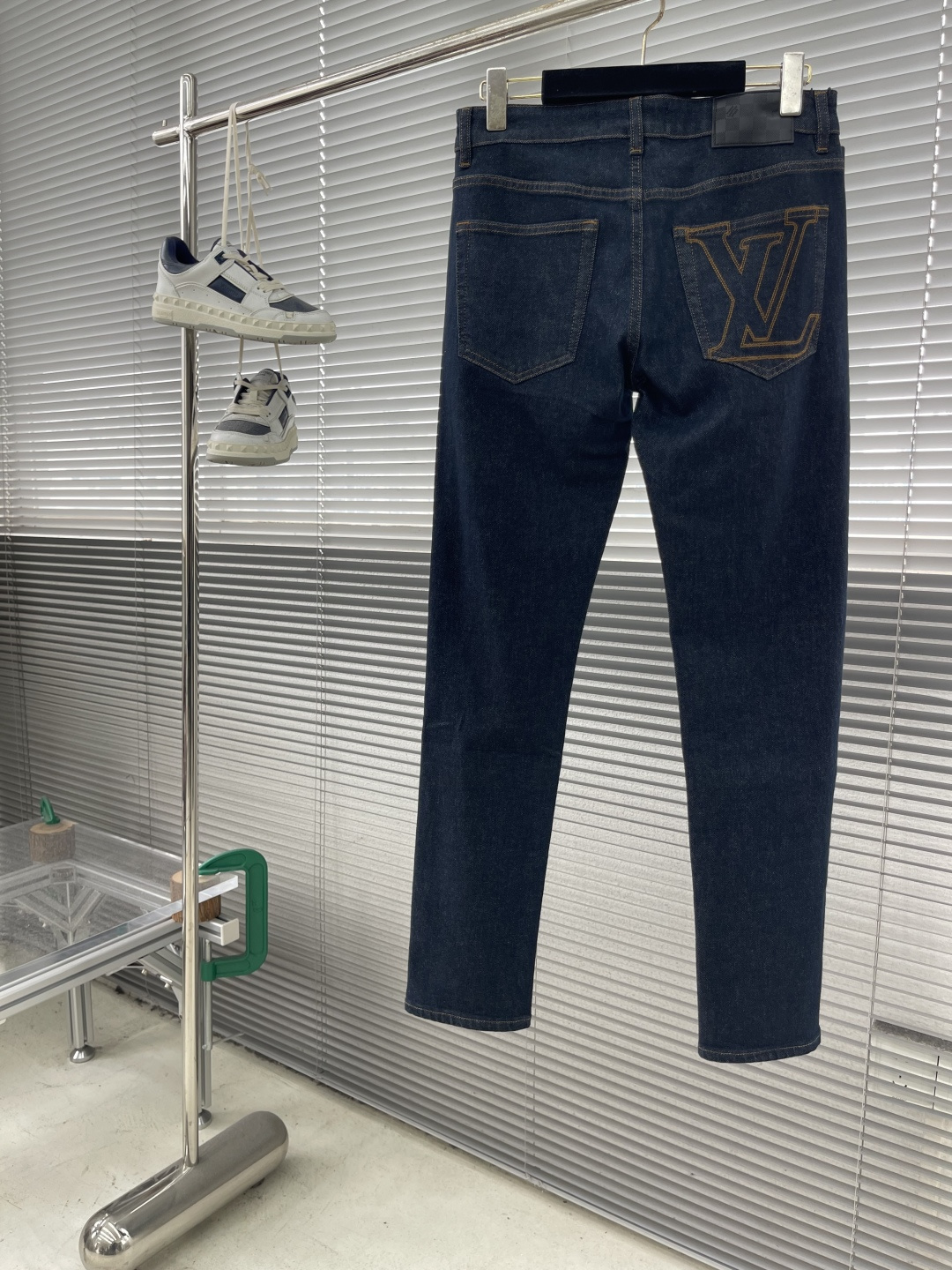 NO:597496,-Donkey brand 25 early autumn new jeans. The fabric is stretchy. Blue washed denim color. The back pocket is molded with original fabric positioning and embroidered brand letter logo. A must-have fashion item. Single color. Code number 29-38 (35 37),,louis vuitton,jeans,alexander wang19860909-驴牌 25早秋新款牛仔裤 面料带弹力 湛蓝色洗水牛仔色 后口袋开模原布定位刺绣品牌字母logo标识 时尚潮流必备单品 单色 码数29-38（35 37）,,louis vuitton,jeans,alexander wang,Men's clothing