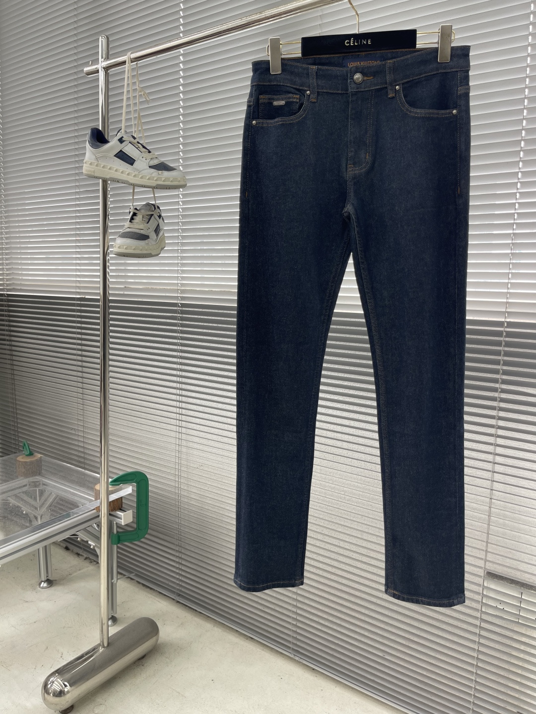 

-驴牌 25早秋新款牛仔裤 面料带弹力 湛蓝色洗水牛仔色 后口袋开模原布定位刺绣品牌字母logo标识