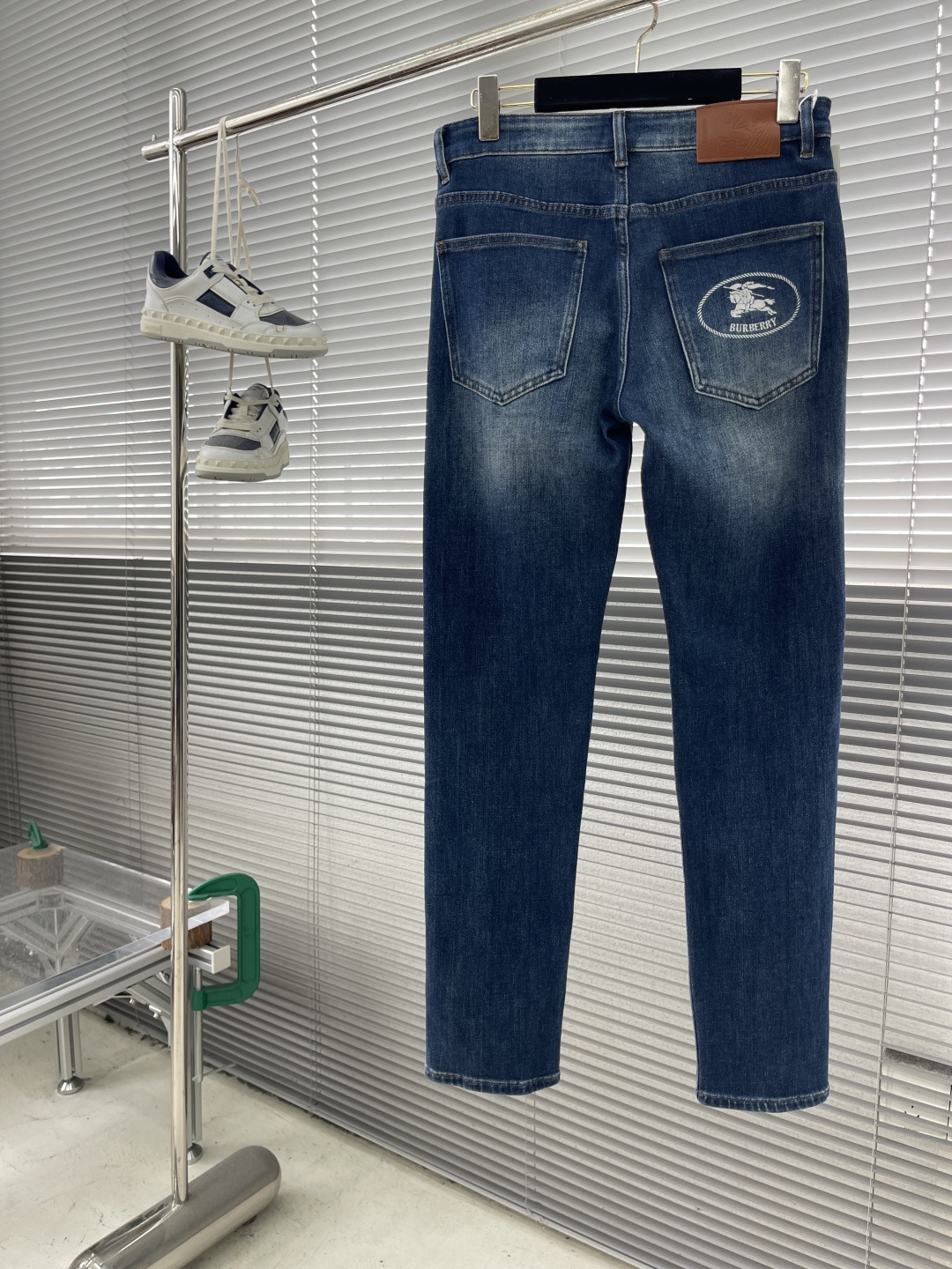 NO:597498,-BBR 25 new early autumn jeans, stretchy fabric, high comfort, good fit, classic war horse embroidery design on the back pocket, denim blue with wash, code number 29-38 (35, 37),,jeans,alexander wang19860909-BBR 25早秋新款牛仔裤 面料带弹力 舒适度高 版型好 后口袋经典战马刺绣设计 牛仔蓝色带洗水 码数29-38（35、37）,,jeans,alexander wang,Men's clothing