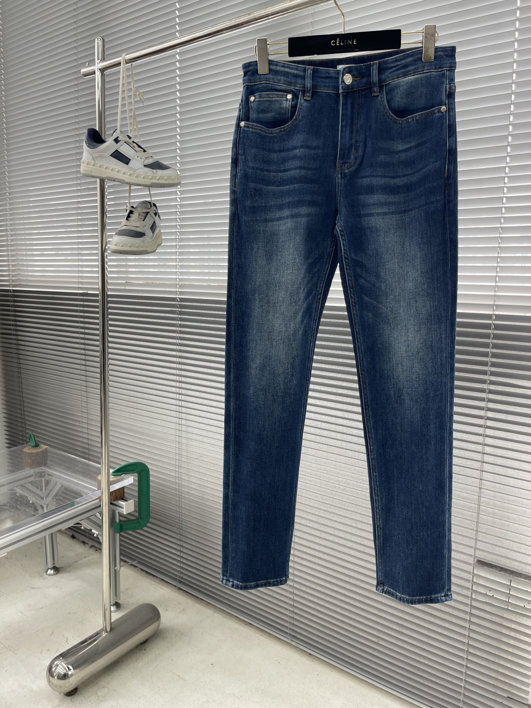 

-BBR    25早秋新款牛仔裤 面料带弹力 舒适度高 版型好 后口袋经典战马刺绣设计 牛仔蓝色带