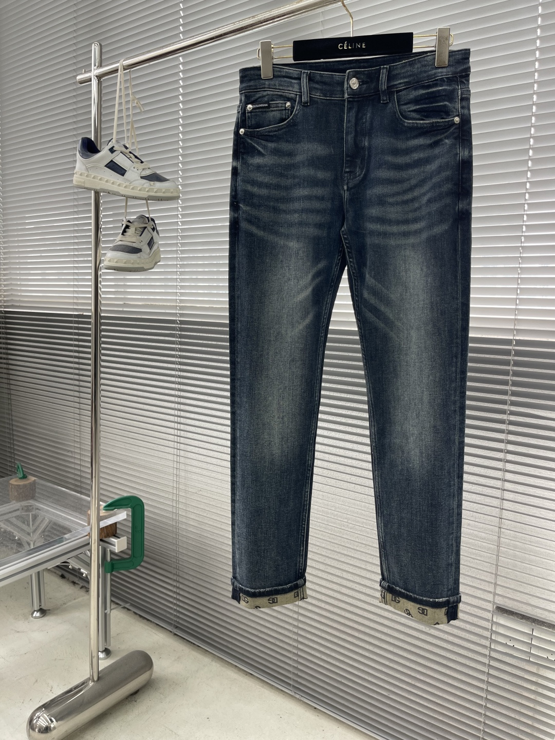 

-DG   2025fw男士水洗牛仔裤 
贸易级别的代工品,数量极其稀少.精良精细的制作工艺程度已经