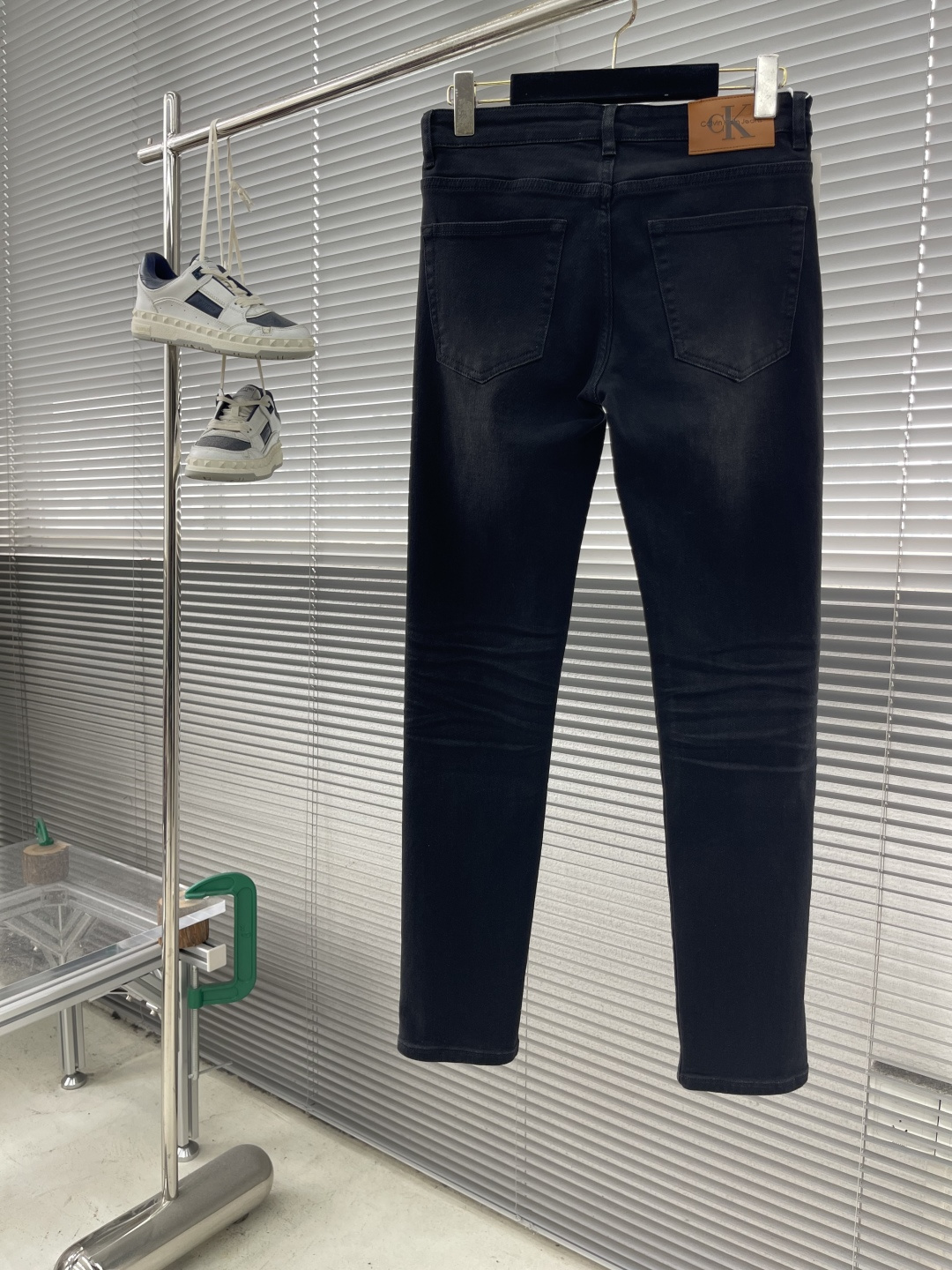 NO:540647,-CK25fw jeans are recommended to wear them and don't want to take them off. Fashionable and trendy versatile casual pants. High quality. Customized fabrics are more textured. Comfortable and soft draped. There are very few such good fabrics on the market. Exquisite hardware accessories are embellished, especially the brand logo of the trouser pockets. It highlights the brand trend. The workmanship is very exquisite. The thread is fine and well-proportioned. There is no unnecessary thread. High-quality fashion. The best product for all occasions is competent for sports or casual!  Size 29-38 (35 37), jeans,alexander wang19860909-CK25fw牛仔裤重磅推荐穿上就不想脱下来 时尚潮流百搭休闲裤 高品质 定制面料 更加有质感 舒适柔软垂坠更是略胜一筹 这么好的面料市面上也是极为少有 精美五金配件点缀 特别是裤兜的品牌标志 彰显品牌潮流 在细节上考虑的面面俱到 做工真的极其精湛 走线细密匀称 毫无多余线头 高品质时装 无论是运动还是休闲时候都能胜任各种场合的最佳强货！ 尺码29-38（35 37）,,jeans,alexander wang,Men's clothing