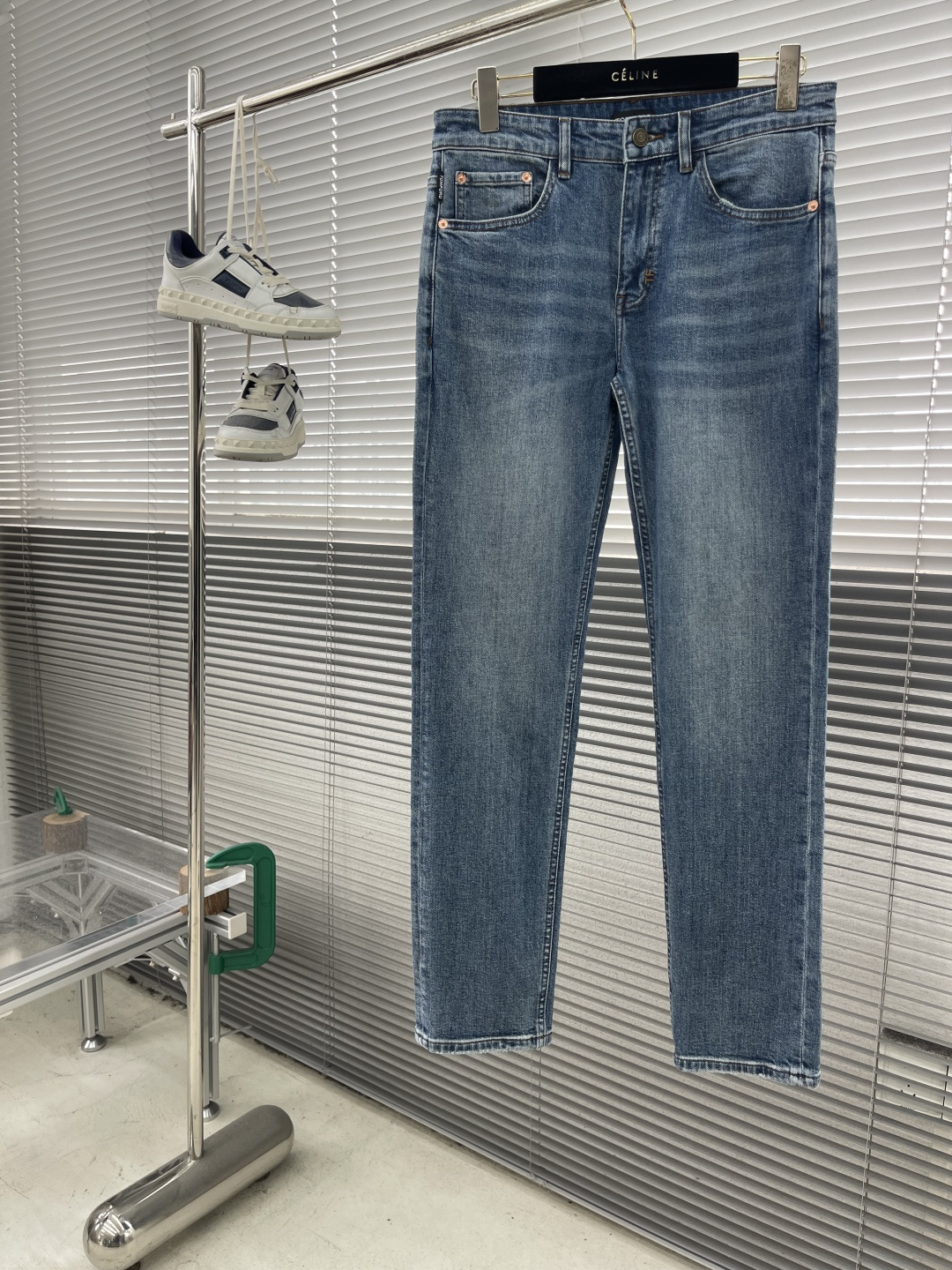 

-Tom Ford   25fw新款牛仔长裤
纹路很漂亮的牛仔。
在于细节、在于品质。
国内顶级牛仔