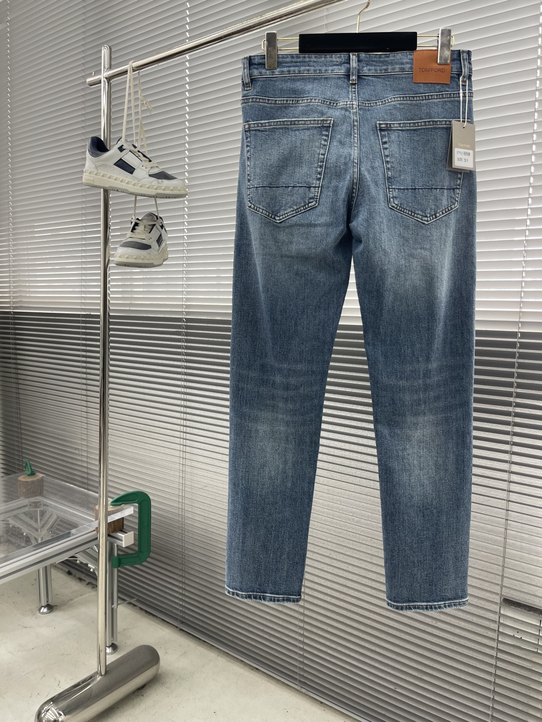 NO:540641,-Tom Ford25fw new denim trousers, beautiful patterns, jeans. It depends on the details and quality. Top domestic denim products. TF counter with no marks, hair-brushed blue wash water.. Stitching and cords, flatness, including embroidery and leather marks. Each place meets the standard that jeans should have. Wait for you to discover beauty. Size 29-38 (35 37),,tom ford,tom ford,jeans,alexander wang19860909-Tom Ford25fw新款牛仔长裤 纹路很漂亮的牛仔. 在于细节、在于品质. 国内顶级牛仔制品. TF柜台无标毛胚湛蓝洗水的强弹力牛仔裤..针脚索眼 平整度,包括刺绣 皮标.每一处都达到万元牛仔应该有的标准. 等待你发现美. 尺码29-38（35 37）,,tom ford,tom ford,jeans,alexander wang,Men's clothing