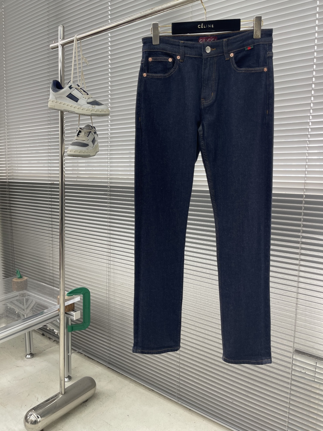 

-GUCC 2025早秋新款男士牛仔裤！
贸易级别的代工品,数量极其稀少.精良精细的制作工艺程度已经