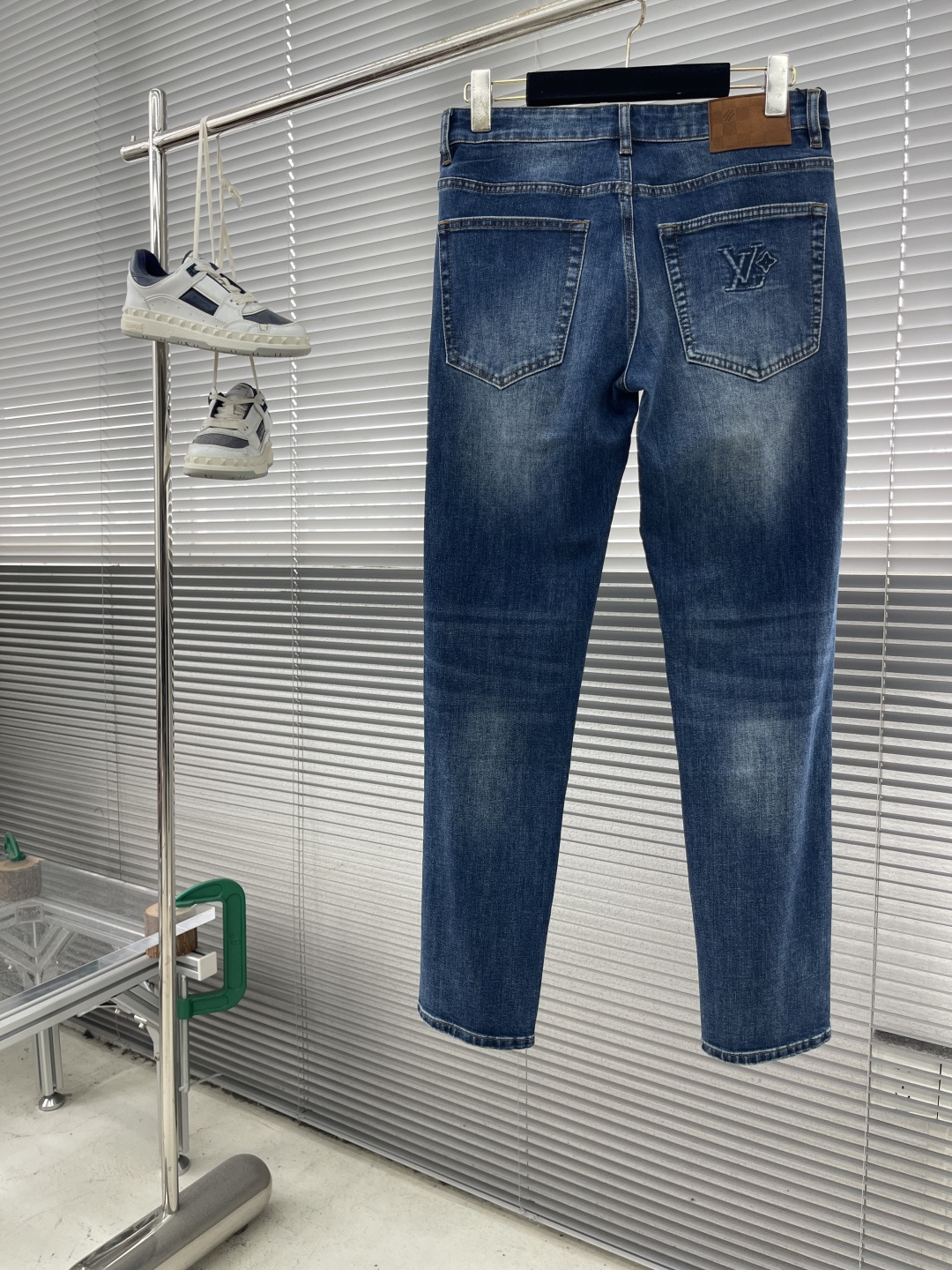 NO:513119,-Dou brand 25fw new jeans, high-end quality, fabric with elasticity, good style, rear pocket logo embossed design, strong fashion sense, good looking for any combination. Number of 29-38 (35 37),,louis vuitton,jeans,alexander wang19860909-驴牌 25fw新款牛仔裤 高端品质 面料带弹力 版型好 后口袋logo压纹设计 时尚感强 任意搭配都好看. 码数29-38（35 37）,,louis vuitton,jeans,alexander wang,Men's clothing