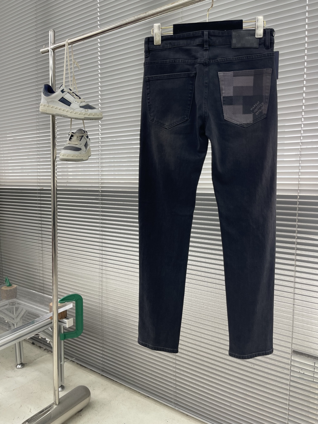 NO:513113,-Dou brand 25fw new jeans, king style, 1V in the back pocket + letter plaid element printing!  Extraordinary quality, good products, you know the slim fit and fit style, three-dimensional perfect tailoring, infinitely showing your tall figure. Number of 29-38 (35.37), louis vuitton, jeans, alexander wang19860909-驴牌 25fw新款牛仔裤 王者风范 后口袋1V+字母格子元素印花！ 非凡品质 好货不多说 你懂的修身贴腿版型 立体完美剪裁 无限彰显高挑身材. 码数29-38（35.37）,,louis vuitton,jeans,alexander wang,Men's clothing