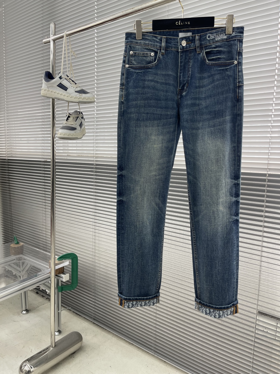 NO:513115,-Dio25fw new jeans, original color, fabric with elasticity, high comfort, three-dimensional tailoring, trouser legs rolled with fashionable printed letters, digits 29-38 (35 37),,dior,jeans,alexander wang19860909-Dio25fw新品牛仔裤 原色系 面料带弹力 舒适度高 立体剪裁 裤脚卷边搭配时尚印花字母 码数29-38（35 37）,,dior,jeans,alexander wang,Men's clothing