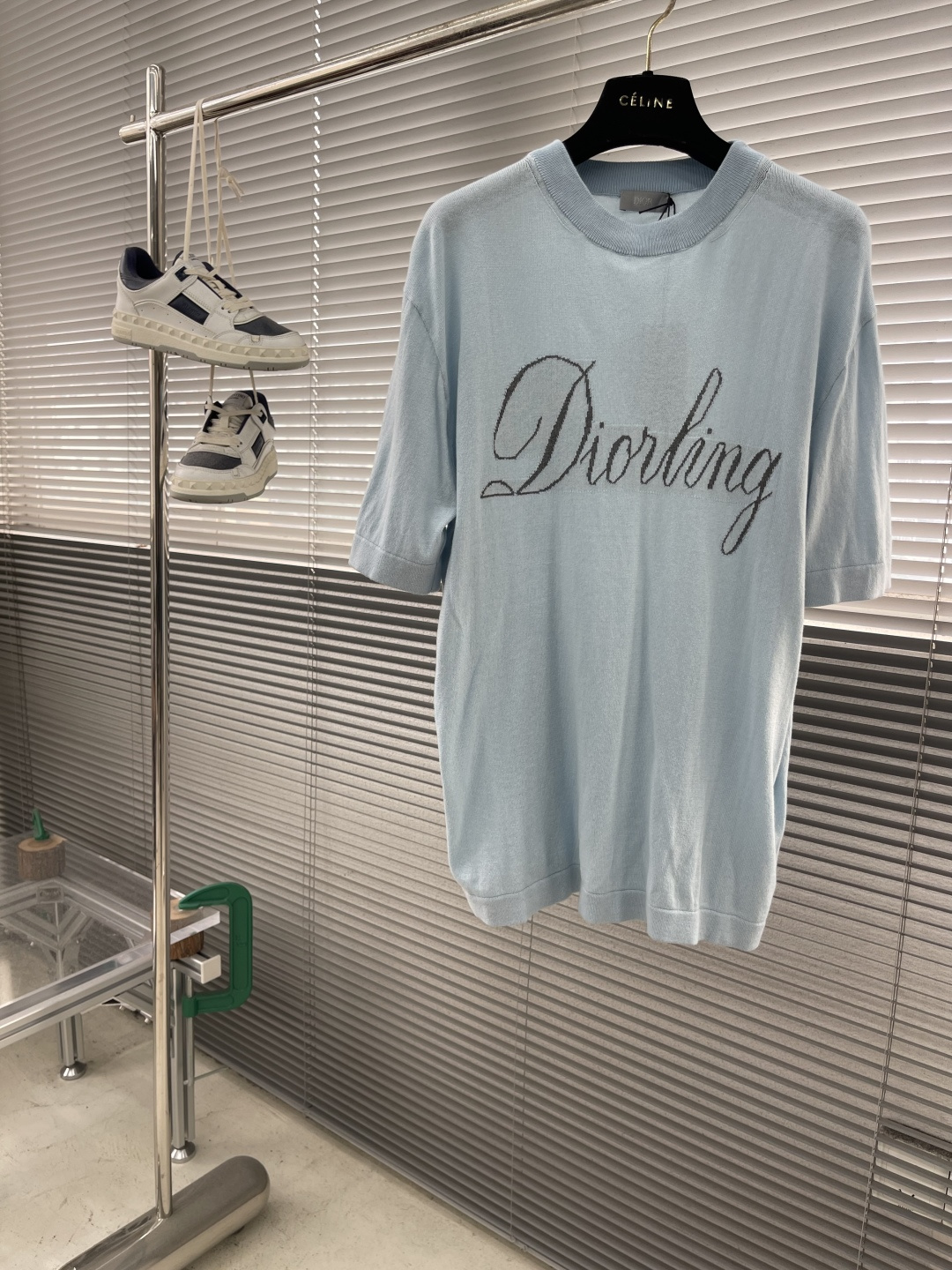 

-Dio      25ss新款 T 恤是二零二五冬季男装系列新品，饰以灵感源自 Dio 档案的嵌花