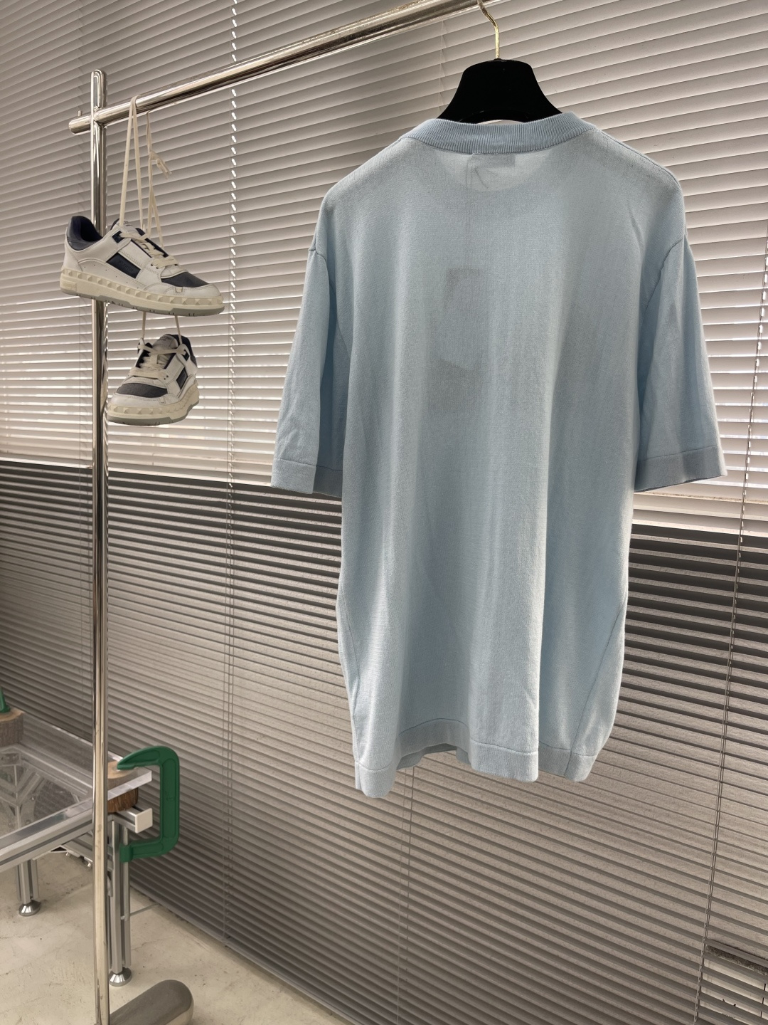 

-Dio      25ss新款 T 恤是二零二五冬季男装系列新品，饰以灵感源自 Dio 档案的嵌花