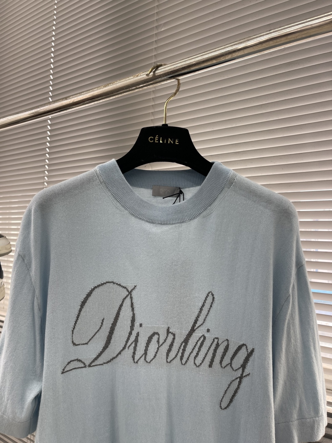 

-Dio      25ss新款 T 恤是二零二五冬季男装系列新品，饰以灵感源自 Dio 档案的嵌花