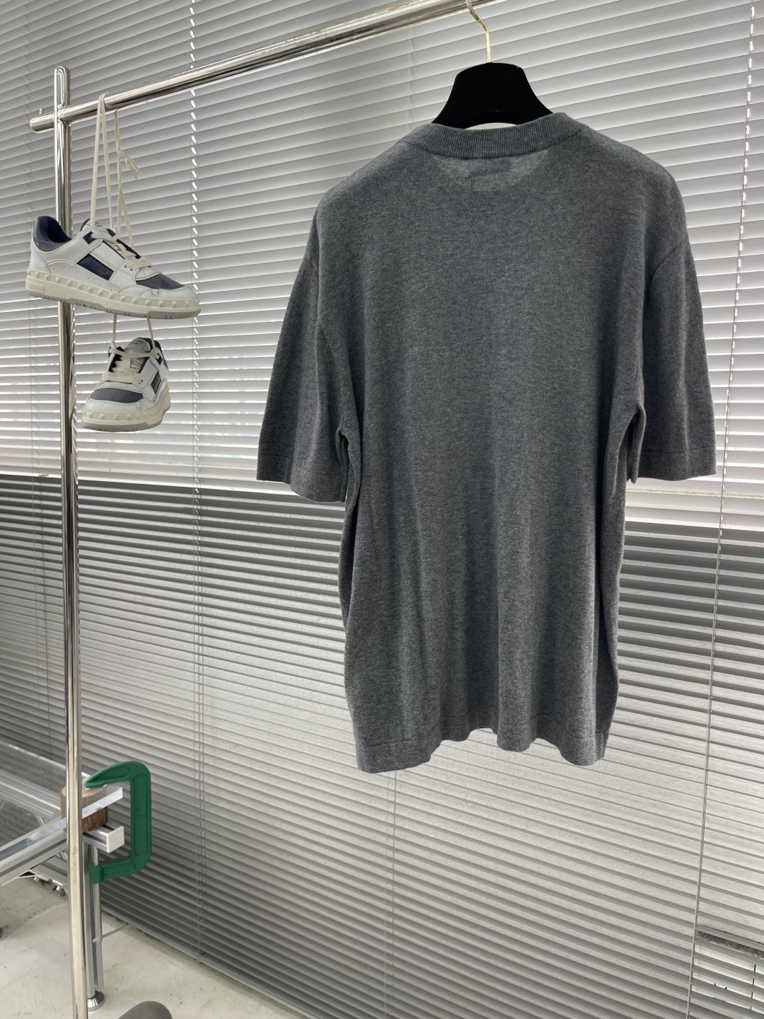 

-Dio      25ss新款 T 恤是二零二五冬季男装系列新品，饰以灵感源自 Dio 档案的嵌花